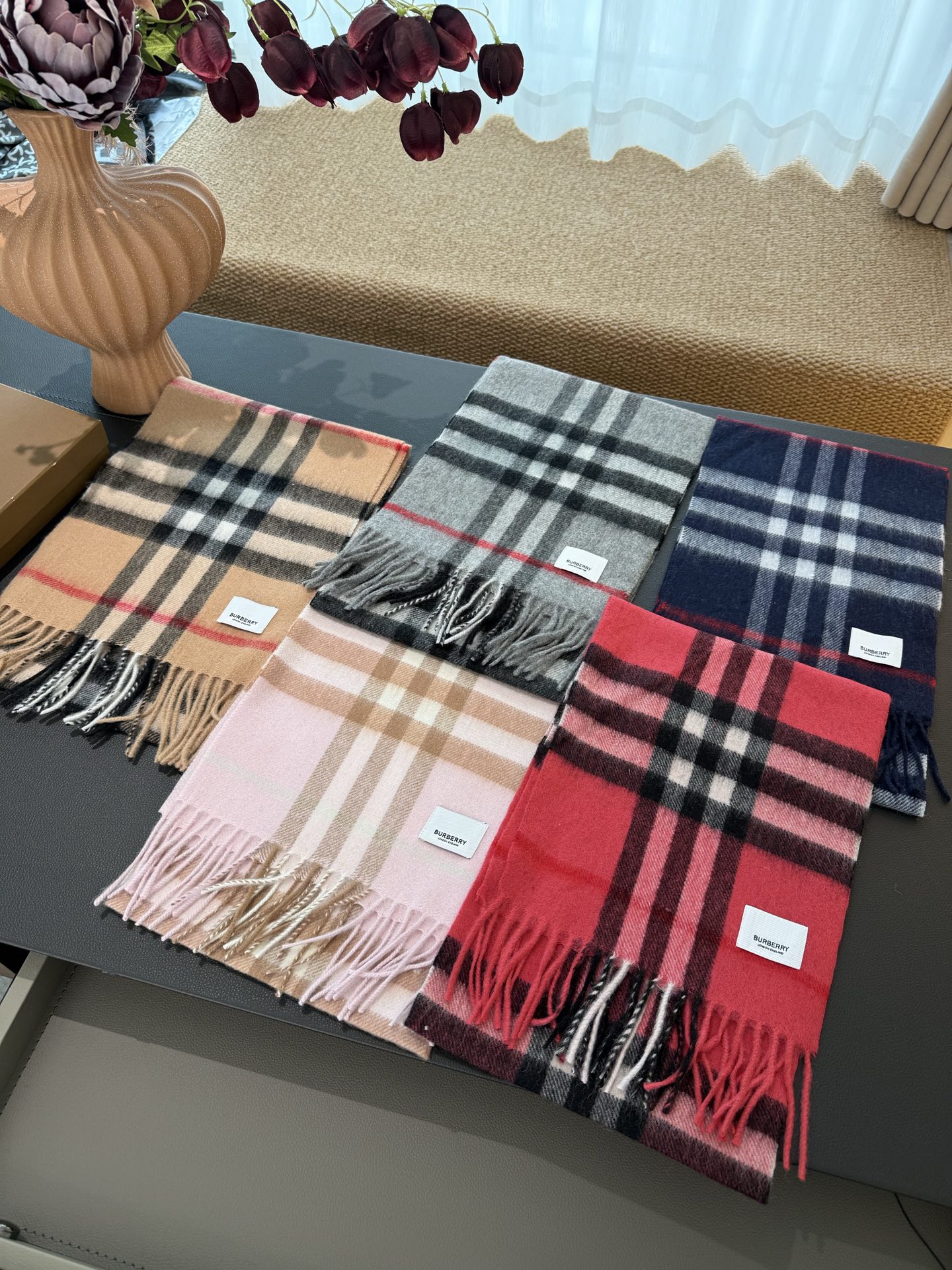 Burberry 款亲子款 巴家百年 小格子 这个价格真的买的是赚到的了 不是市面上那些扎人的糙仿羊毛料 品质手感一流 呈现 有实力不需要把图片拍的多么美丽 贵在真实 常年不断货 尺寸：儿童22*142