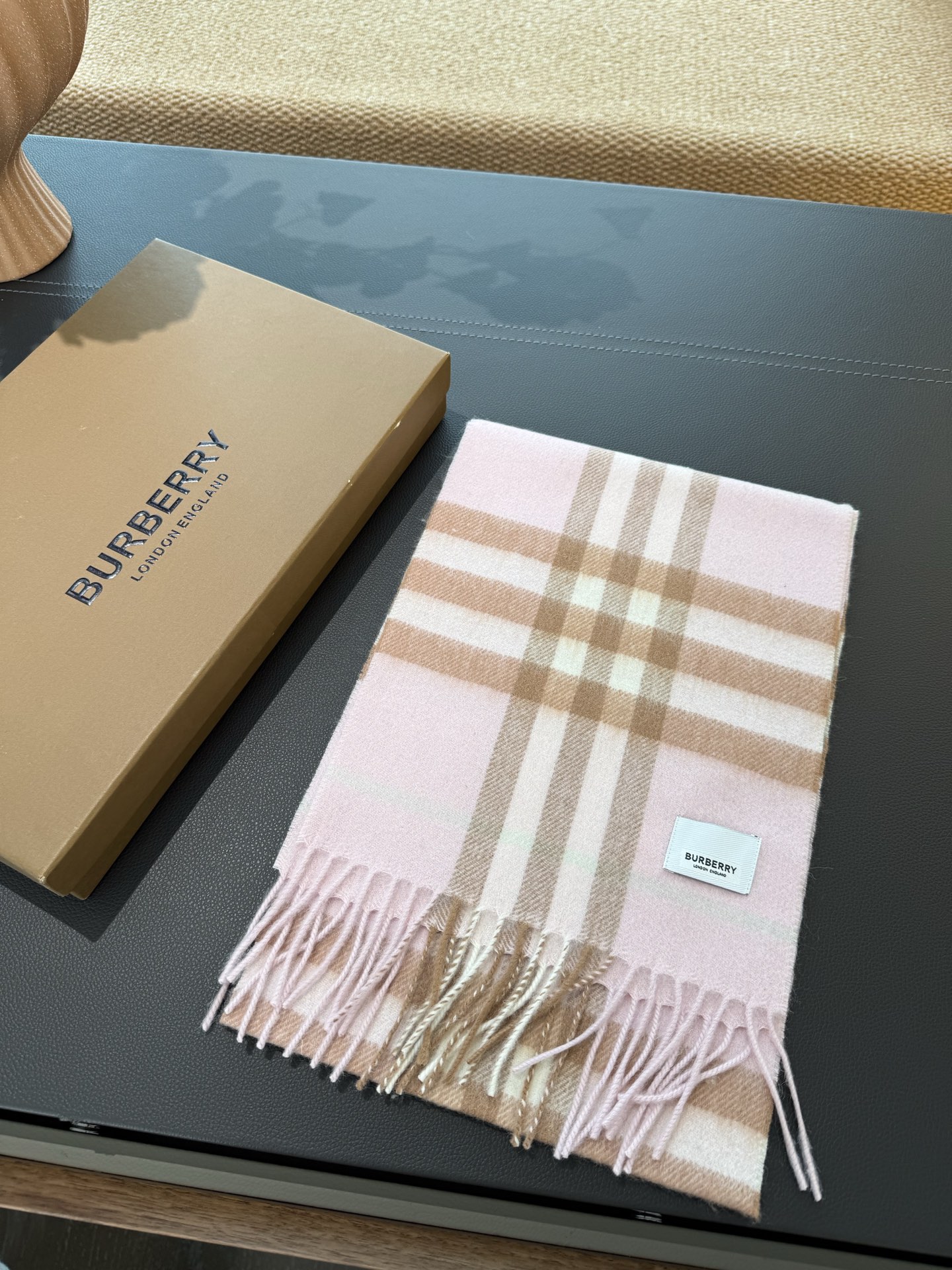 Burberry 款亲子款 巴家百年 小格子 这个价格真的买的是赚到的了 不是市面上那些扎人的糙仿羊毛料 品质手感一流 呈现 有实力不需要把图片拍的多么美丽 贵在真实 常年不断货 尺寸：儿童22*142