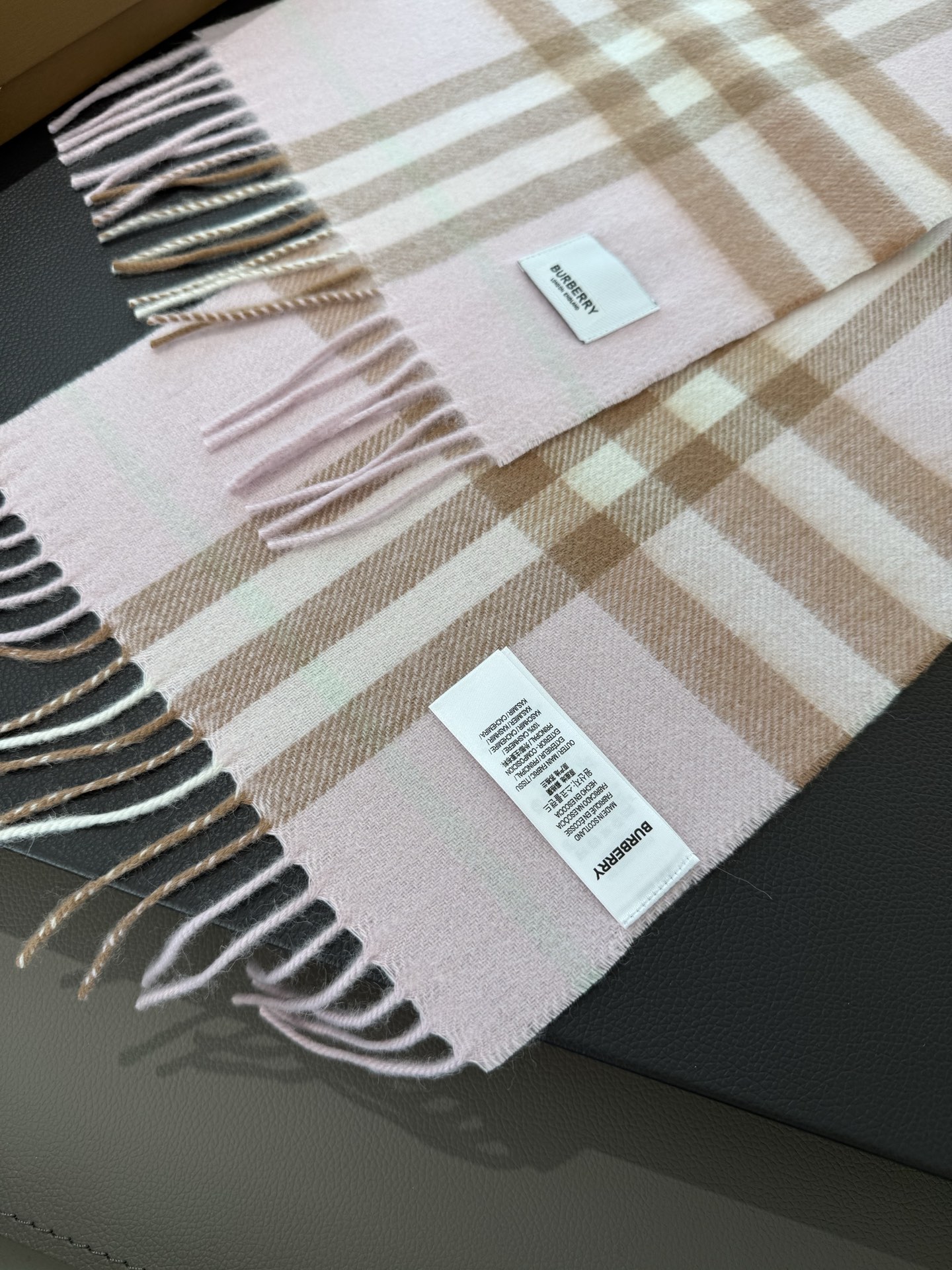 Burberry 款亲子款 巴家百年 小格子 这个价格真的买的是赚到的了 不是市面上那些扎人的糙仿羊毛料 品质手感一流 呈现 有实力不需要把图片拍的多么美丽 贵在真实 常年不断货 尺寸：儿童22*142