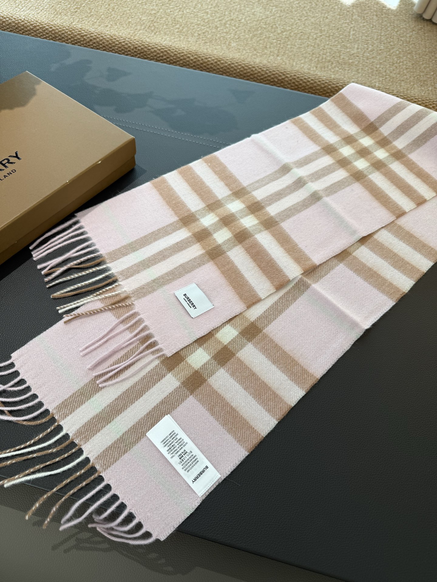 Burberry 款亲子款 巴家百年 小格子 这个价格真的买的是赚到的了 不是市面上那些扎人的糙仿羊毛料 品质手感一流 呈现 有实力不需要把图片拍的多么美丽 贵在真实 常年不断货 尺寸：儿童22*142