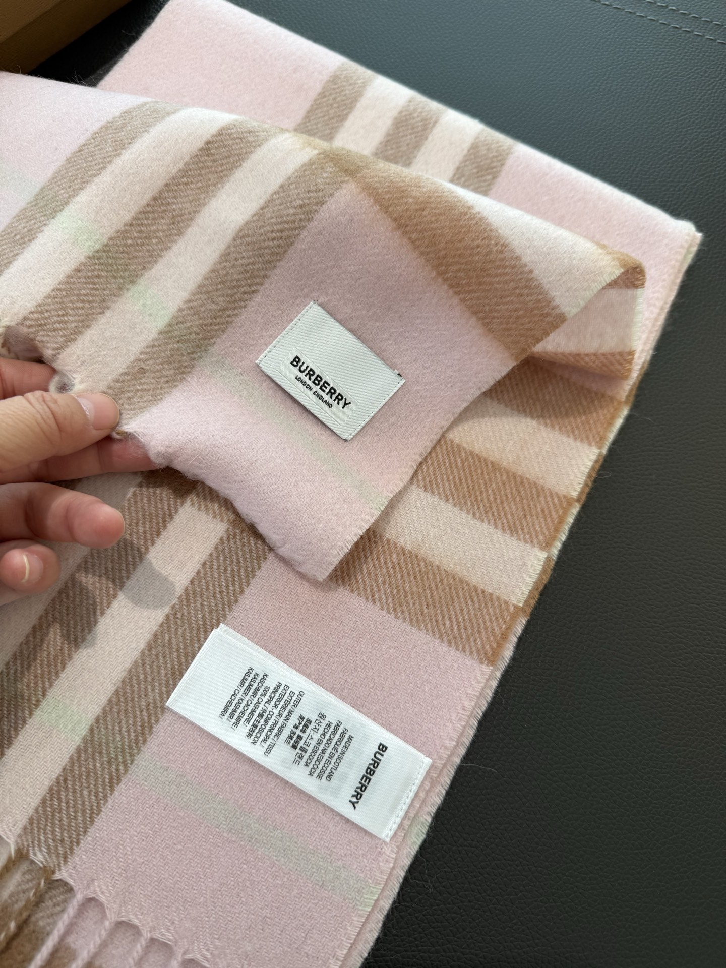 Burberry 款亲子款 巴家百年 小格子 这个价格真的买的是赚到的了 不是市面上那些扎人的糙仿羊毛料 品质手感一流 呈现 有实力不需要把图片拍的多么美丽 贵在真实 常年不断货 尺寸：儿童22*142