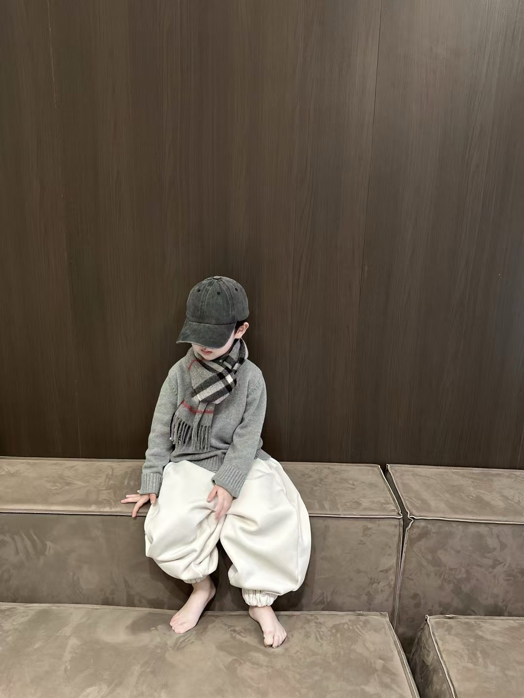 Burberry 款亲子款 巴家百年 小格子 这个价格真的买的是赚到的了 不是市面上那些扎人的糙仿羊毛料 品质手感一流 呈现 有实力不需要把图片拍的多么美丽 贵在真实 常年不断货 尺寸：儿童22*142