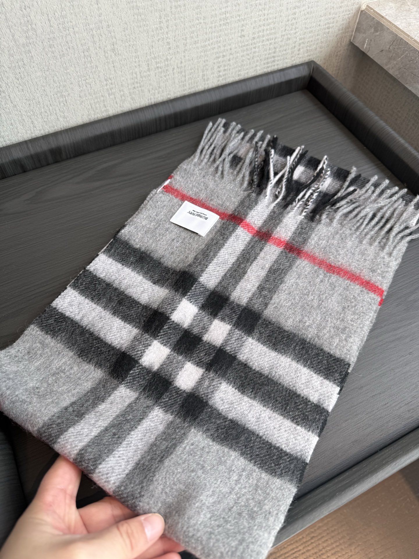 Burberry 款亲子款 巴家百年 小格子 这个价格真的买的是赚到的了 不是市面上那些扎人的糙仿羊毛料 品质手感一流 呈现 有实力不需要把图片拍的多么美丽 贵在真实 常年不断货 尺寸：儿童22*142