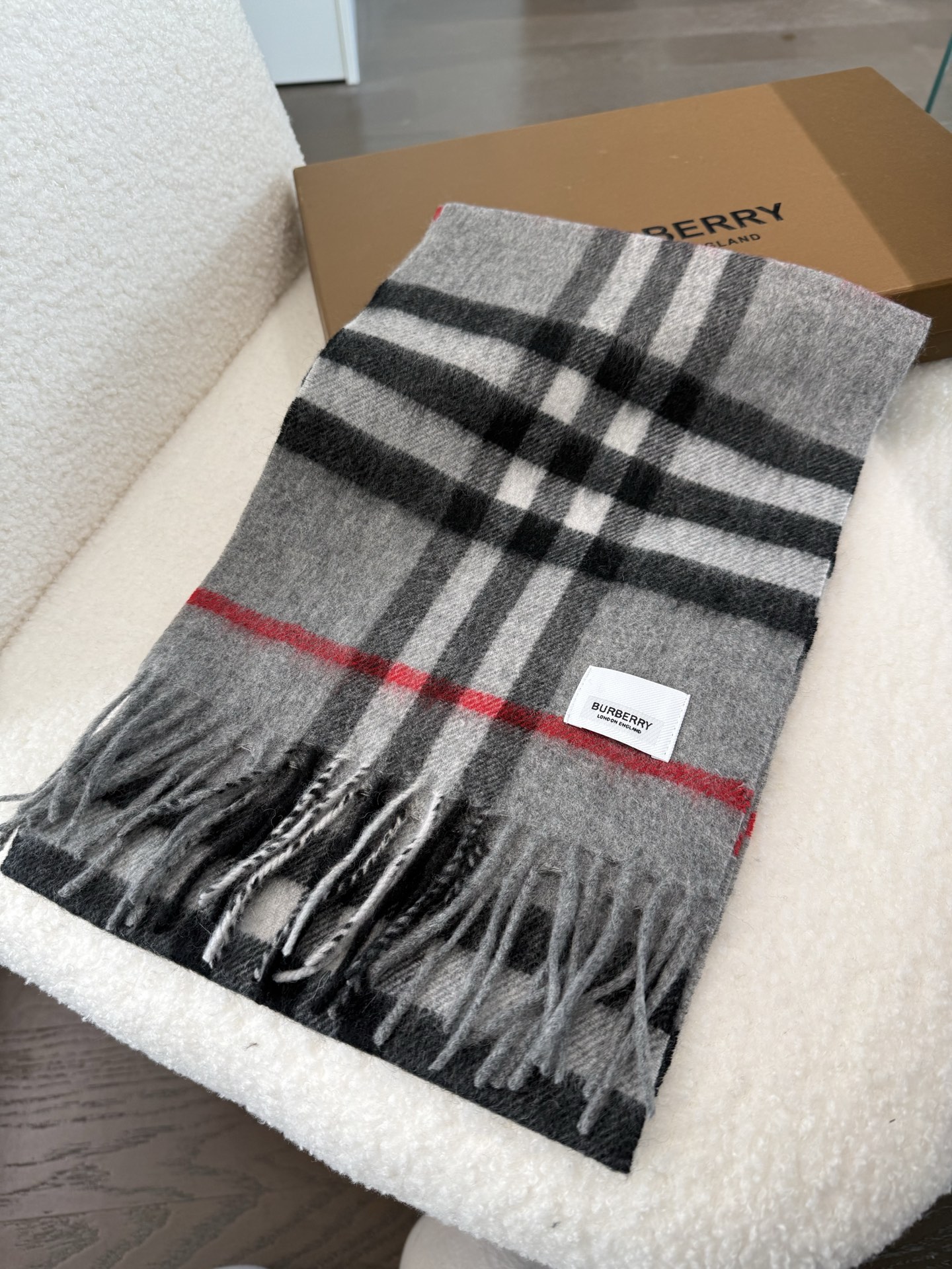 Burberry 款亲子款 巴家百年 小格子 这个价格真的买的是赚到的了 不是市面上那些扎人的糙仿羊毛料 品质手感一流 呈现 有实力不需要把图片拍的多么美丽 贵在真实 常年不断货 尺寸：儿童22*142