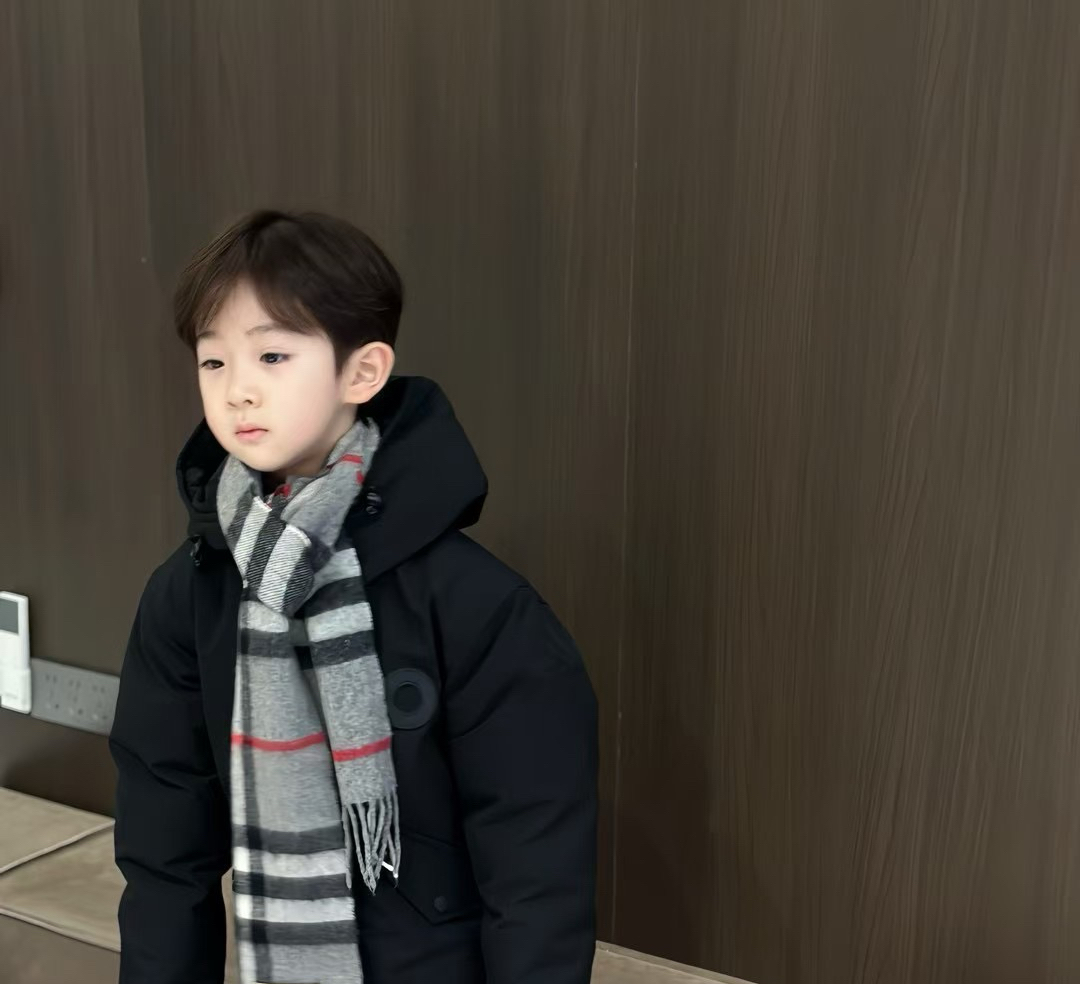 Burberry 款亲子款 巴家百年 小格子 这个价格真的买的是赚到的了 不是市面上那些扎人的糙仿羊毛料 品质手感一流 呈现 有实力不需要把图片拍的多么美丽 贵在真实 常年不断货 尺寸：儿童22*142