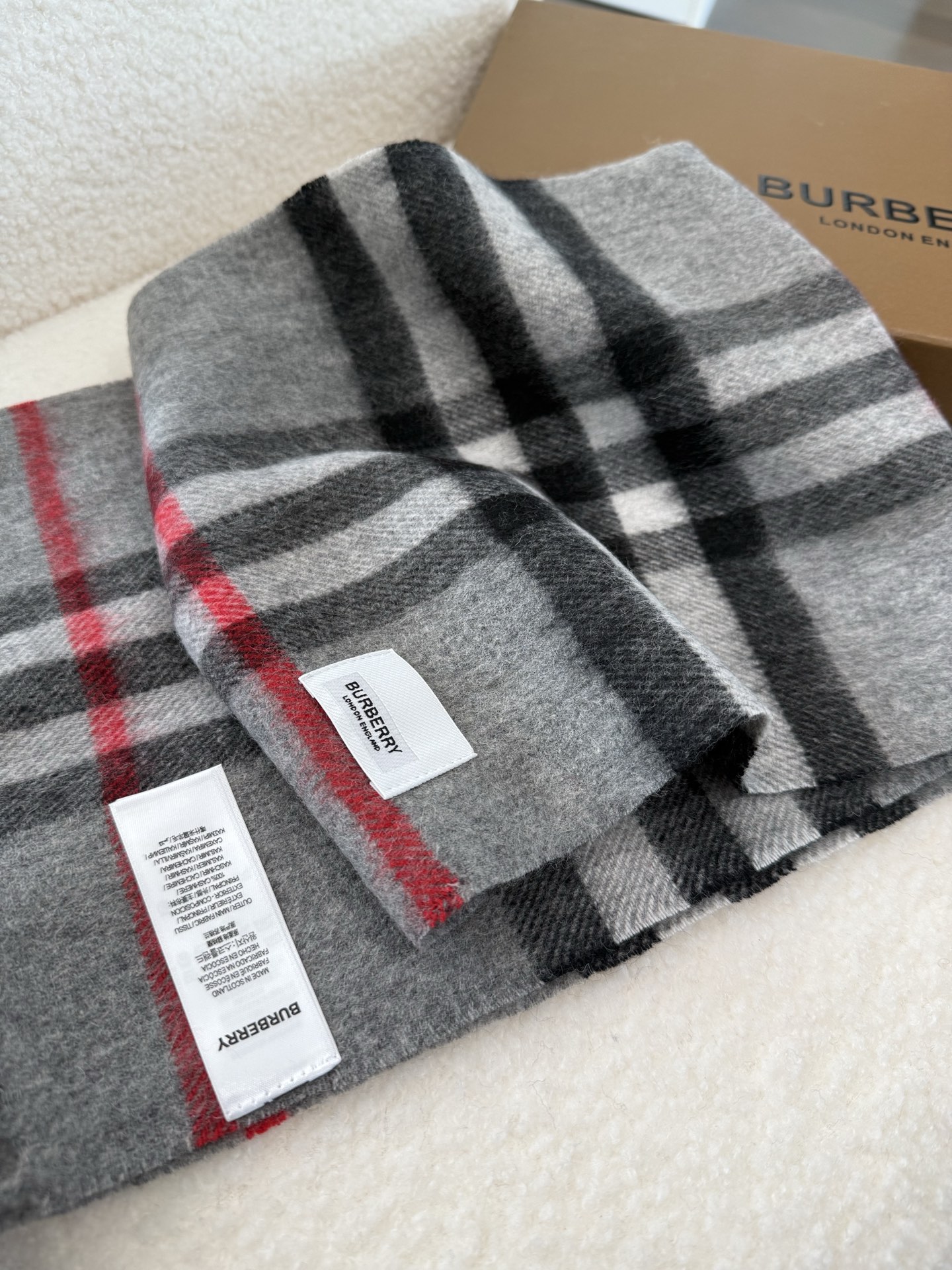 Burberry 款亲子款 巴家百年 小格子 这个价格真的买的是赚到的了 不是市面上那些扎人的糙仿羊毛料 品质手感一流 呈现 有实力不需要把图片拍的多么美丽 贵在真实 常年不断货 尺寸：儿童22*142