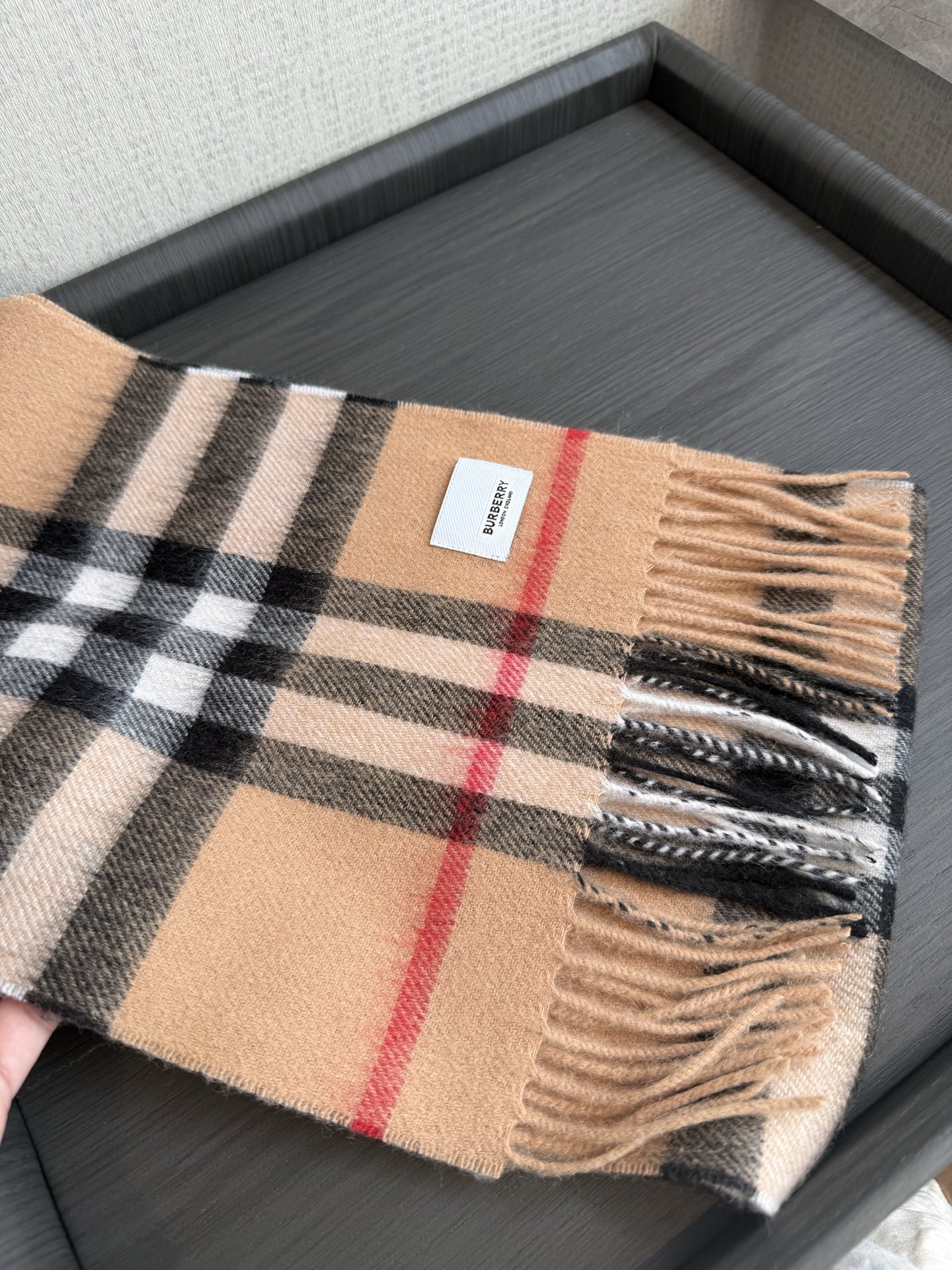 Burberry 款亲子款 巴家百年 小格子 这个价格真的买的是赚到的了 不是市面上那些扎人的糙仿羊毛料 品质手感一流 呈现 有实力不需要把图片拍的多么美丽 贵在真实 常年不断货 尺寸：儿童22*142