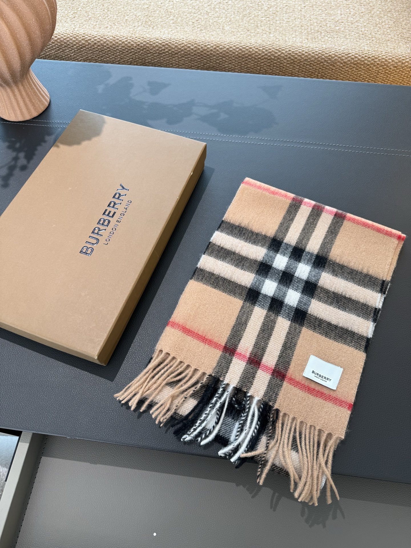 Burberry 款亲子款 巴家百年 小格子 这个价格真的买的是赚到的了 不是市面上那些扎人的糙仿羊毛料 品质手感一流 呈现 有实力不需要把图片拍的多么美丽 贵在真实 常年不断货 尺寸：儿童22*142