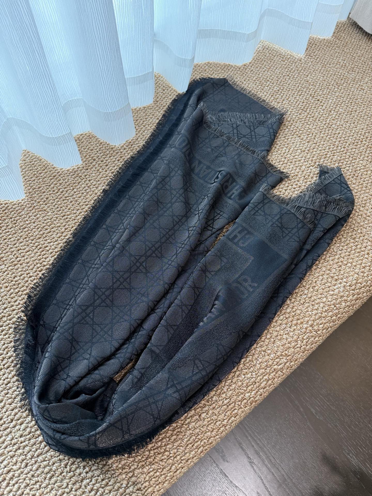 Dior 是Dior的女人 藤格纹新演绎 实物有被惊艳到 Dior今年25秋冬新出的Cannage藤格纹披肩