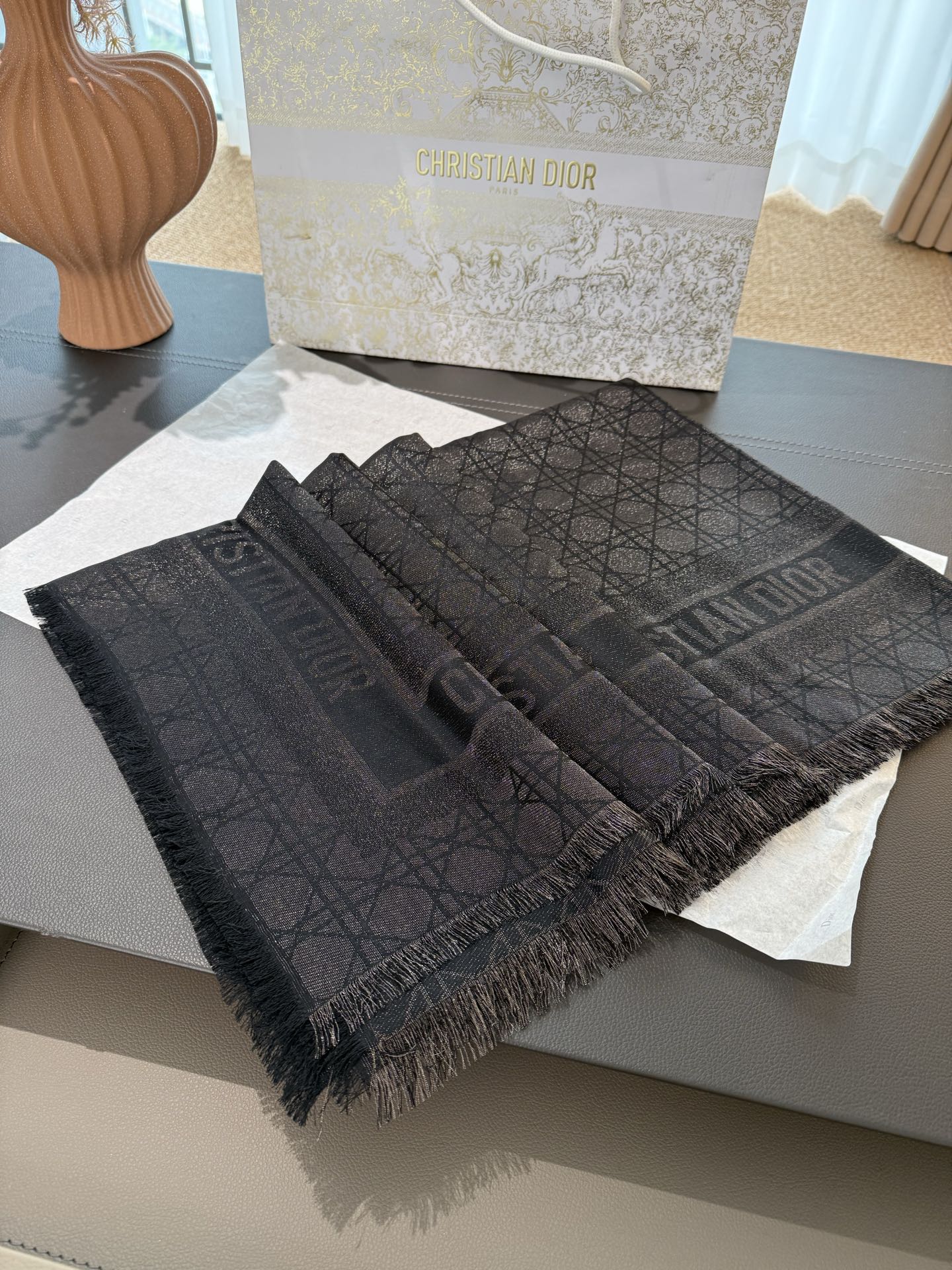 Dior 是Dior的女人 藤格纹新演绎 实物有被惊艳到 Dior今年25秋冬新出的Cannage藤格纹披肩