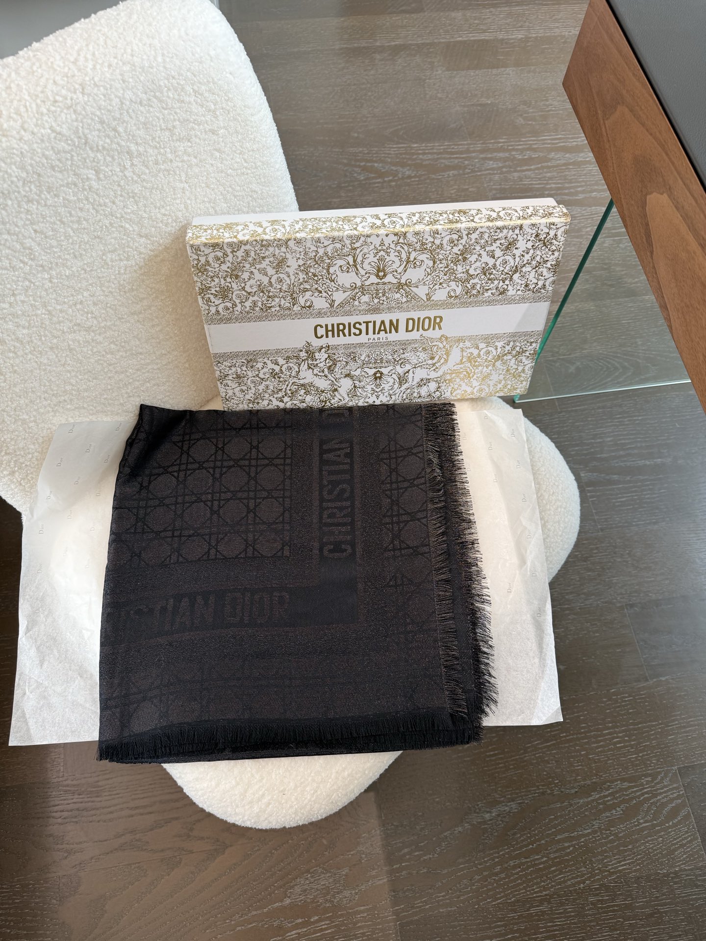 Dior 是Dior的女人 藤格纹新演绎 实物有被惊艳到 Dior今年25秋冬新出的Cannage藤格纹披肩