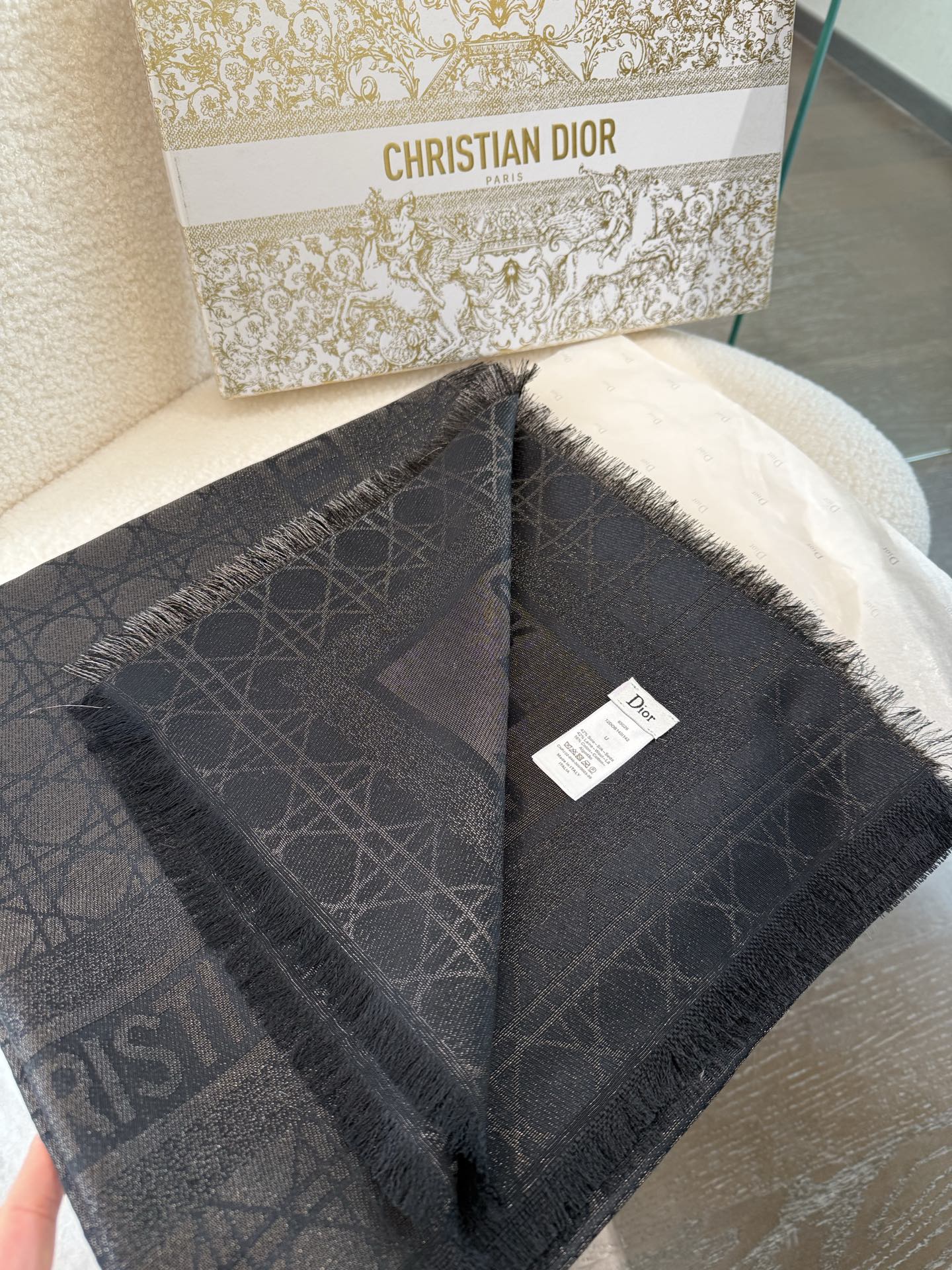 Dior 是Dior的女人 藤格纹新演绎 实物有被惊艳到 Dior今年25秋冬新出的Cannage藤格纹披肩