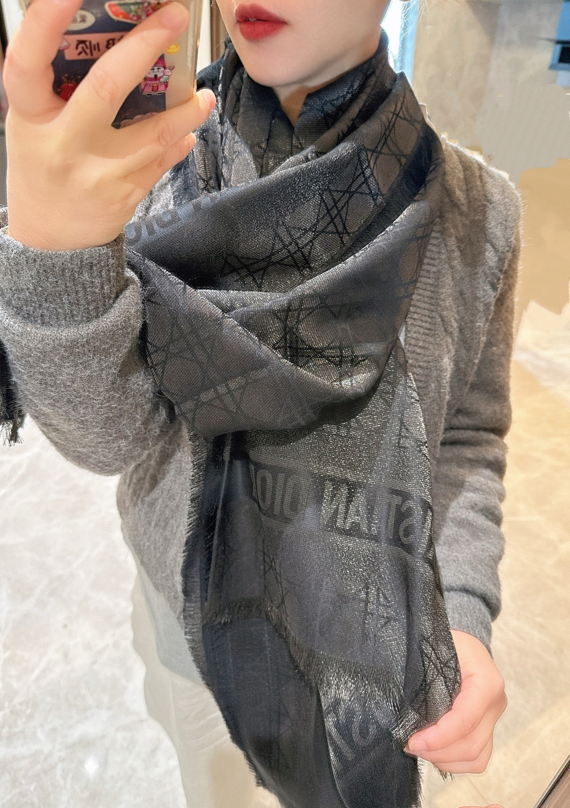 Dior 是Dior的女人 藤格纹新演绎 实物有被惊艳到 Dior今年25秋冬新出的Cannage藤格纹披肩