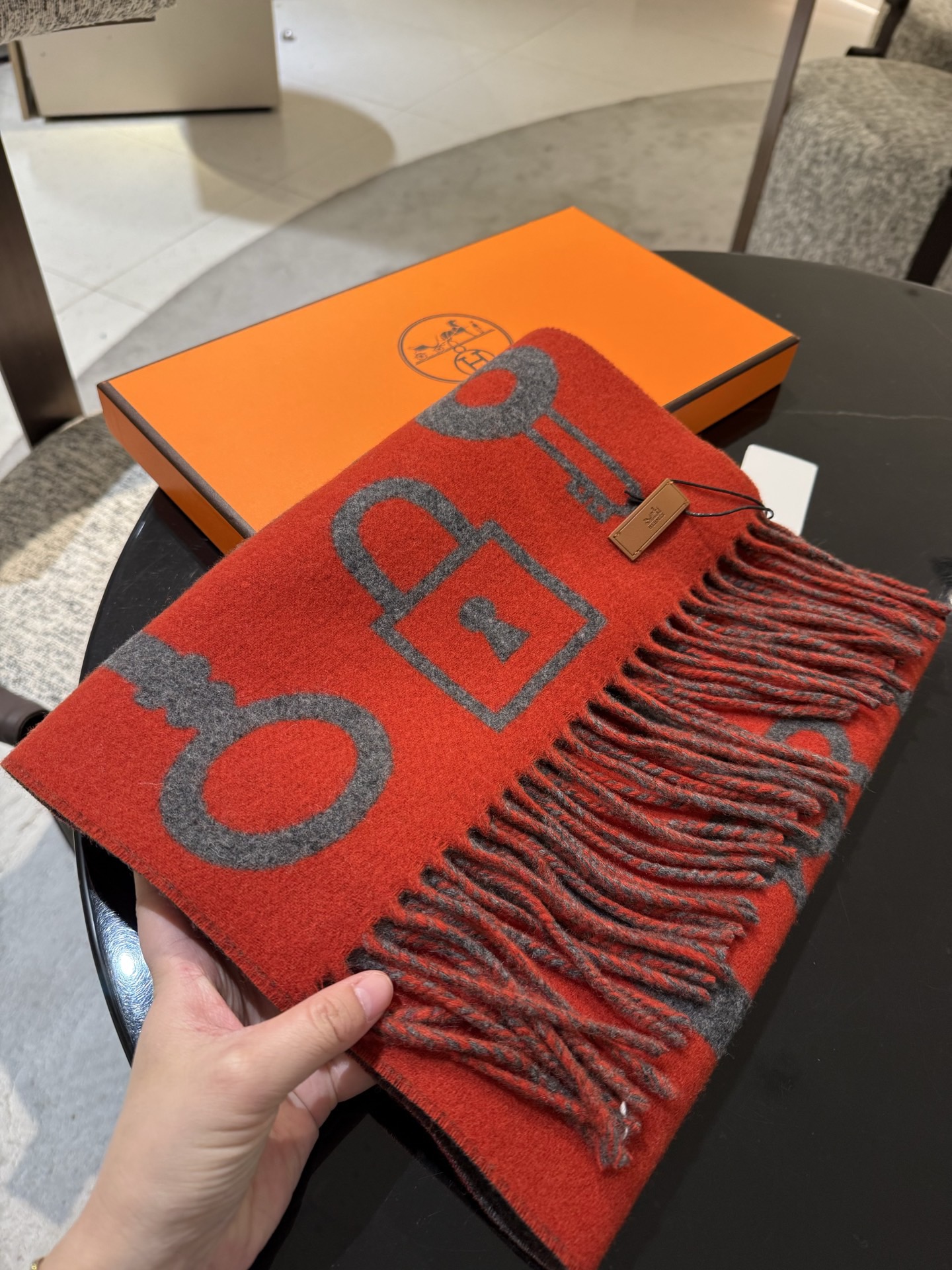 Hermès ~都是出口订单所以比较难遇 东西讲究少而精 的一定要收 这款H家女士围巾