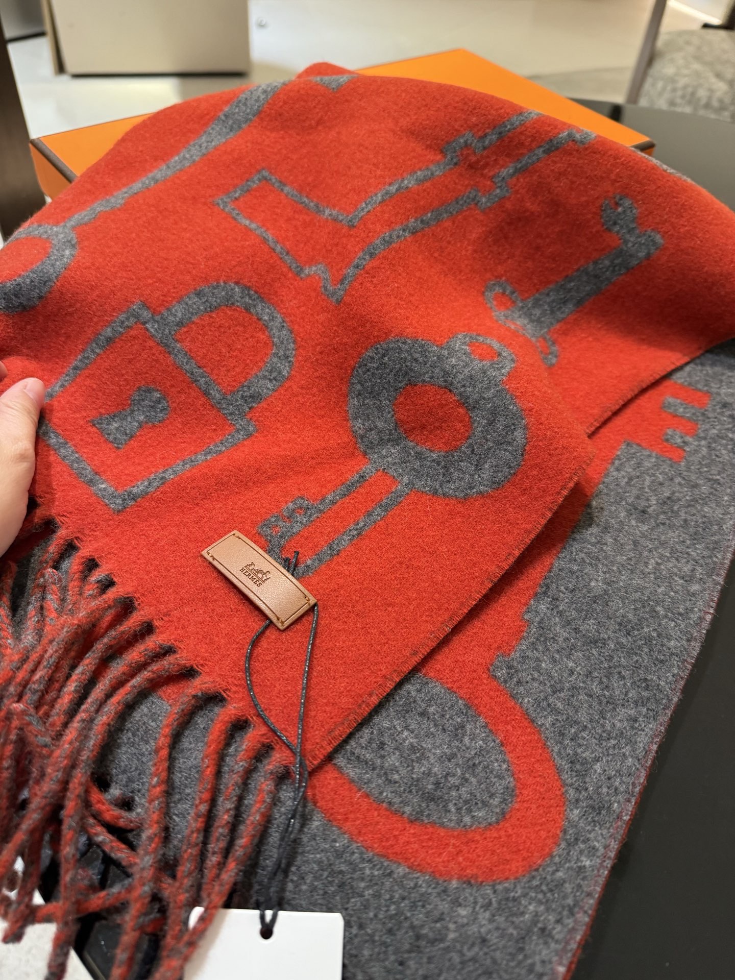 Hermès ~都是出口订单所以比较难遇 东西讲究少而精 的一定要收 这款H家女士围巾