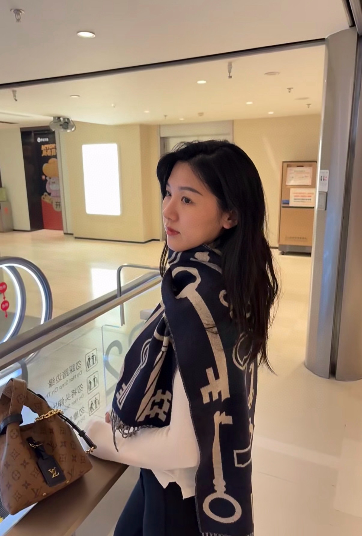 NO:619869,Buy Hermès key scarves for men and women and cherish them~ They are all export orders, so it is rare to find something that is small but refined and beautiful. You must buy this H family women's scarf. The style is very feminine and it is a very Classic design for men and women. The classic large-area fabric is made of cashmere supplied by customers. It is very fine and soft, very beautiful. The upper body effect is unbeatable and beautiful.  Attractive and simple, with super nice colors, any boy or girl will like it. The jacquard key pattern is very delicate and textured without being ostentatious. It is suitable for formal wear or casual wear. It can be folded in half or hung in a circle. It is stylish for a gentleman and has a warm demeanor. Material cashmere, size 32x high version scarf, high version scarf, Hermes19860909爱马仕钥匙男女款围巾且买且珍惜~都是出口订单所以比较难遇东西讲究少而精好看的一定要收这款H家女士围巾,款式很有女性魅力是男女款里非常Classical的设计,经典大方面料采用的是客供的羊绒细腻柔软度都非常的好,非常漂亮.上身效果无敌好看大气简约,超级好看的配色,任何男生女生都会喜欢的款吧提花钥匙图案非常精致的点缀有质感不张扬~~搭配正装或者搭配休闲装都很合适~对折挂围或者绕圈围都完全可以,绅士有型~有温度的风度.材质羊绒,尺寸32x高版本围巾,高版本围巾,hermes,scarf