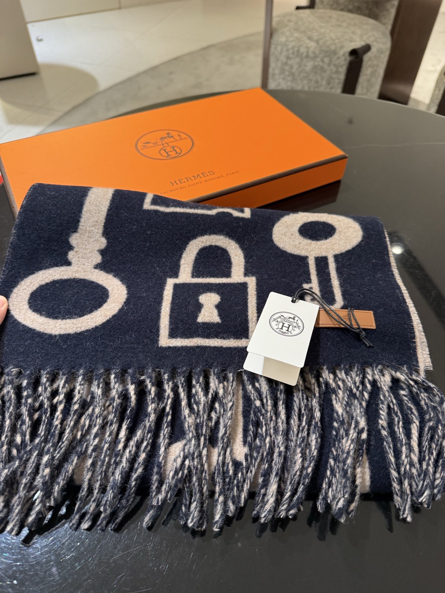 Hermès ~都是出口订单所以比较难遇 东西讲究少而精 的一定要收 这款H家女士围巾