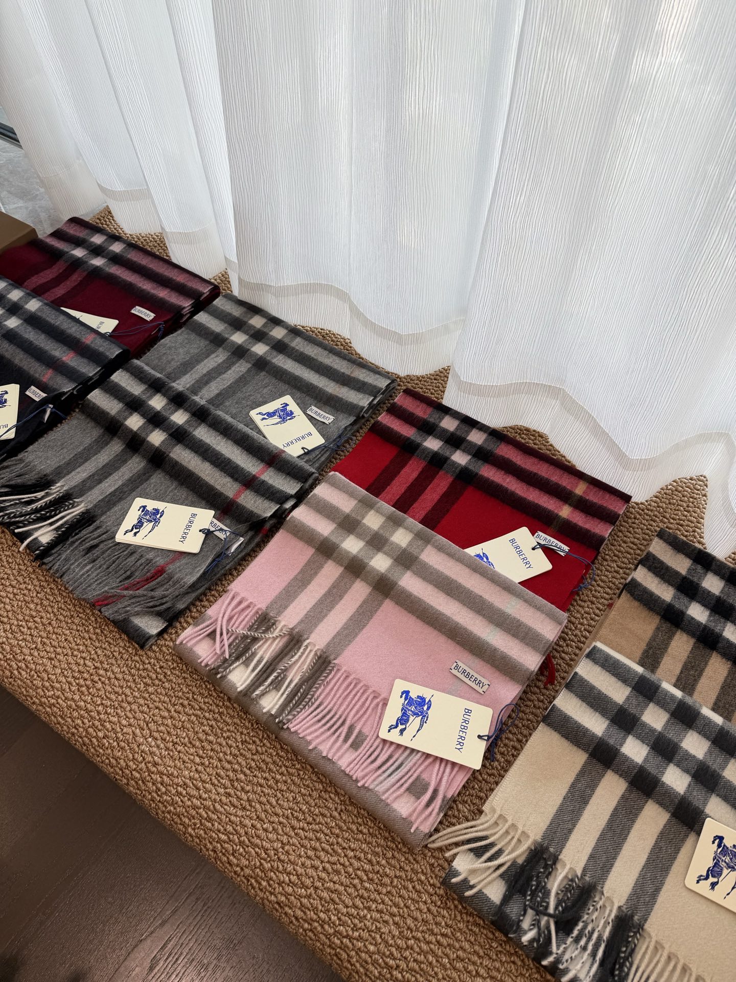 Burberry 对版新标蓝线王牌口碑burberry 羊绒格子围巾‼ 最新品相 目前 都换上了新标 中的