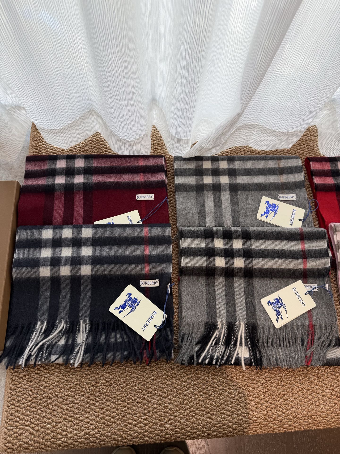Burberry 对版新标蓝线王牌口碑burberry 羊绒格子围巾‼ 最新品相 目前 都换上了新标 中的