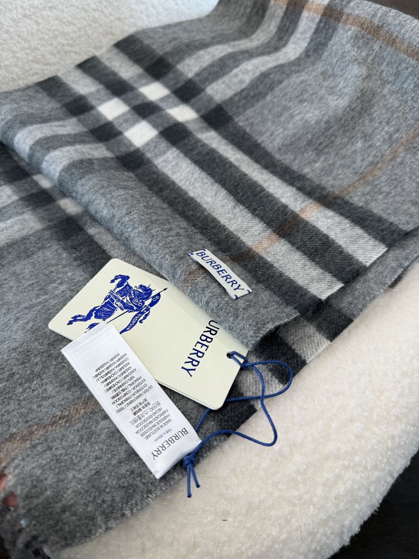 Burberry 对版新标蓝线王牌口碑burberry 羊绒格子围巾‼ 最新品相 目前 都换上了新标 中的