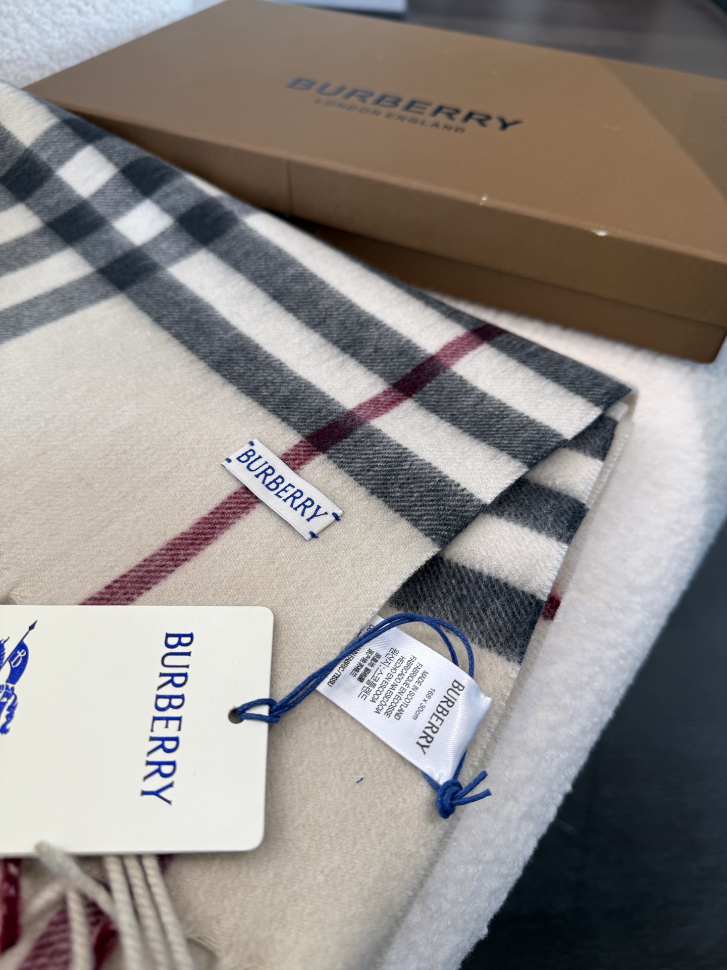 Burberry 对版新标蓝线王牌口碑burberry 羊绒格子围巾‼ 最新品相 目前 都换上了新标 中的