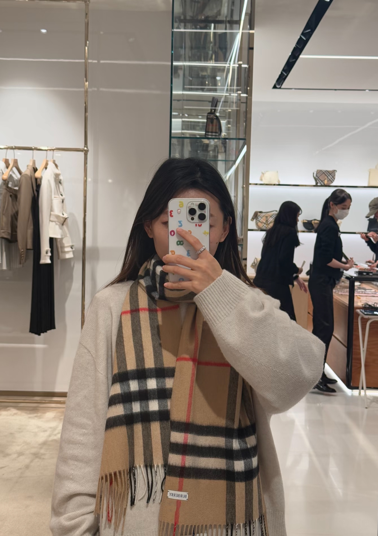 NO:619874,The latest version of the counter (the blue line of the new label for the version) trumps word-of-mouth. The latest appearance of the burberry classic cashmere plaid scarf counter. At present, the counters have been replaced with the classics of the new label. The other F products in the whole appearance are weak, super heavy water ripples, real materials and pure cashmere. This export single specification has always been our trump card reputation series, and it will become a must-have for countless fans.  The sisters have to buy themselves a pair of first-class goods. The double-sided cashmere has a very clear and beautiful water ripple in the classic size of 30*, with clear water ripples. This is the only batch of good products. After they are sold out, there is no replacement. You get what you pay for. The factory said that this product will not be placed again. The customer provides the yarn, then dyes it, and then fixes the color. It takes half a year!  This year’s batch is the only one, there are not many good things that feel soft and fluffy, luxurious and texture, high version scarf, high version scarf, burberry19860909最新版专柜（对版新标蓝线）王牌口碑burberry经典羊绒格子围巾专柜最新品相,目前专柜都换上了新标经典中的经典.全品相其他什么F货都弱爆了,超级重磅的水波纹,真材实料纯羊绒这个出口单规格一直是我们王牌口碑系列,必入圈粉无数无数姐妹们怎么都得给自己整一条总之一等一的好货.双面羊绒都有着非常清晰漂亮的水波纹30*的经典尺寸,清楚明了的水波纹.好货仅此一批.售完真心没有补.一分钱一分货,工厂说了这款不会再下单,客方提供纱线,再染色,再定色,翻来覆去要半年了！今年就这一批,没有多少条手感柔软蓬松,奢华有质感正儿八经的好东西啊高版本围巾,高版本围巾,burberry,scarf