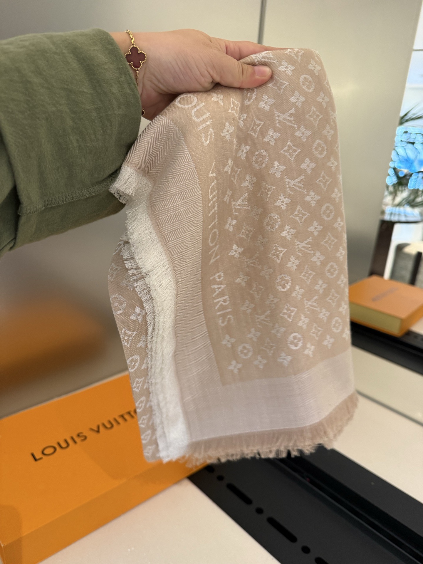 Dior 超赞小披肩~ 手感巨NB，蓬松柔软，奢华有质感 尺寸规格：120cm*120cm，70%羊毛30%桑