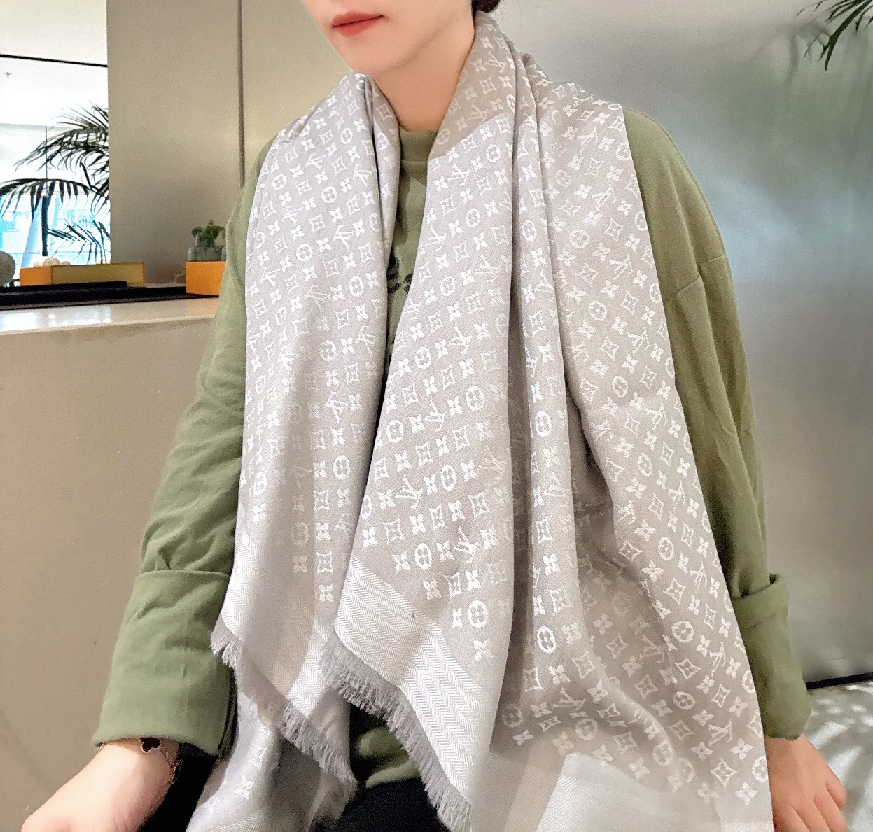 P【Lv质感好牛,超赞小披肩~!】手感巨NB,蓬松柔软,奢华有质感 尺寸规格:120cm*120cm,70%羊毛30%桑.