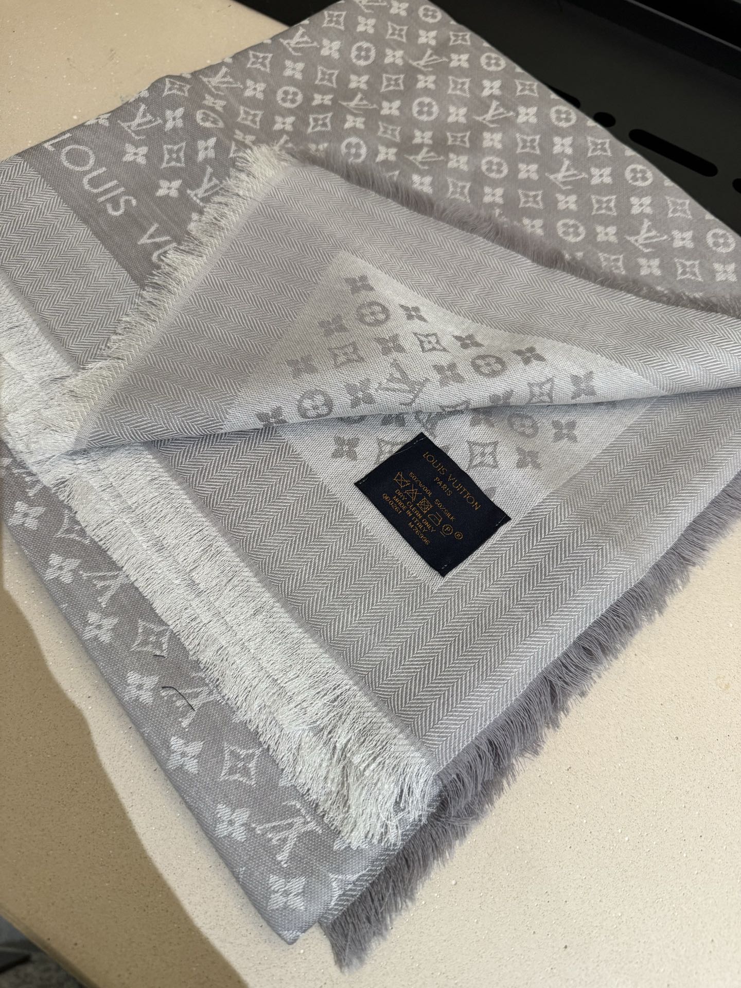 Dior 超赞小披肩~ 手感巨NB，蓬松柔软，奢华有质感 尺寸规格：120cm*120cm，70%羊毛30%桑