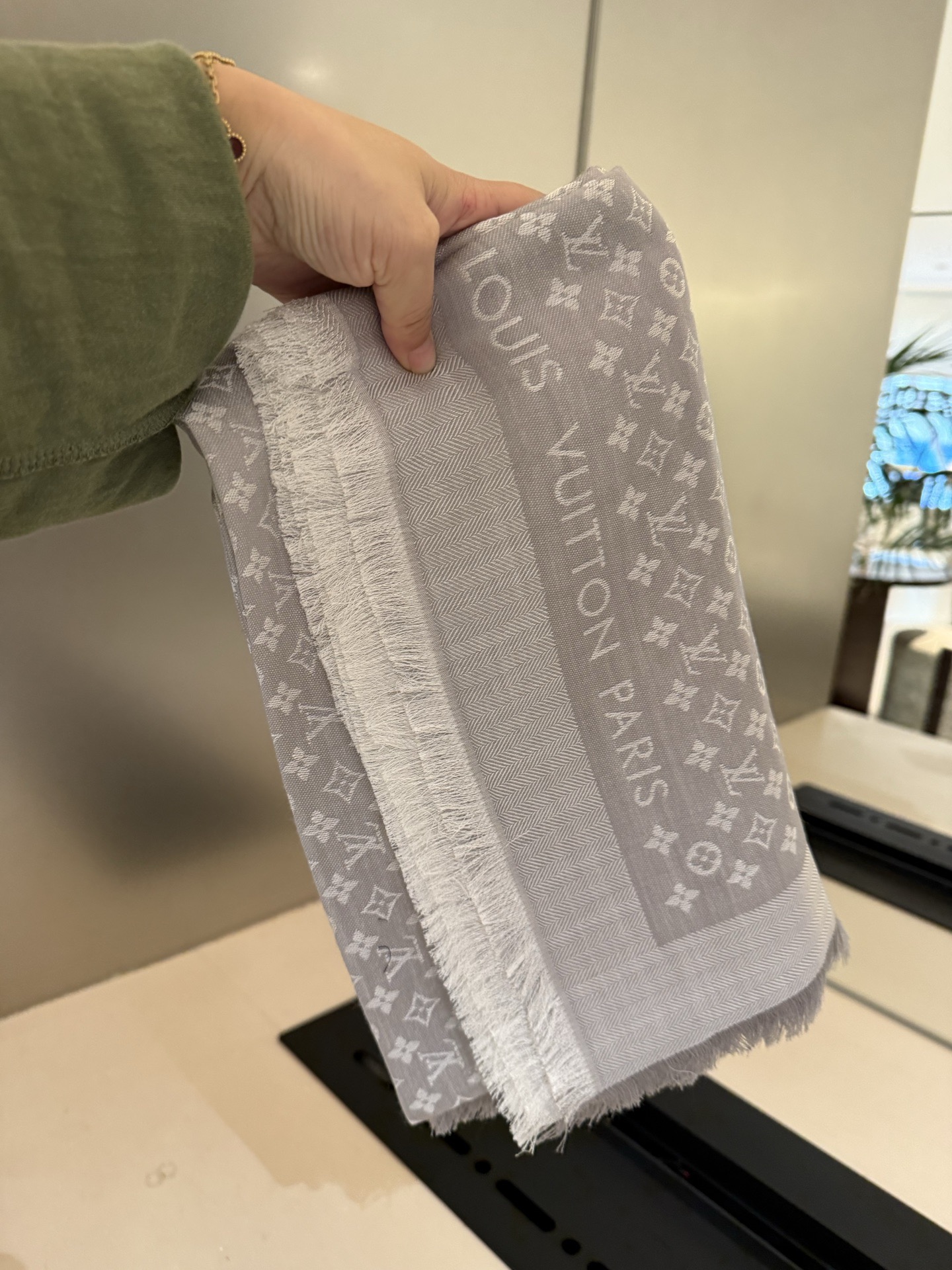 Dior 超赞小披肩~ 手感巨NB，蓬松柔软，奢华有质感 尺寸规格：120cm*120cm，70%羊毛30%桑