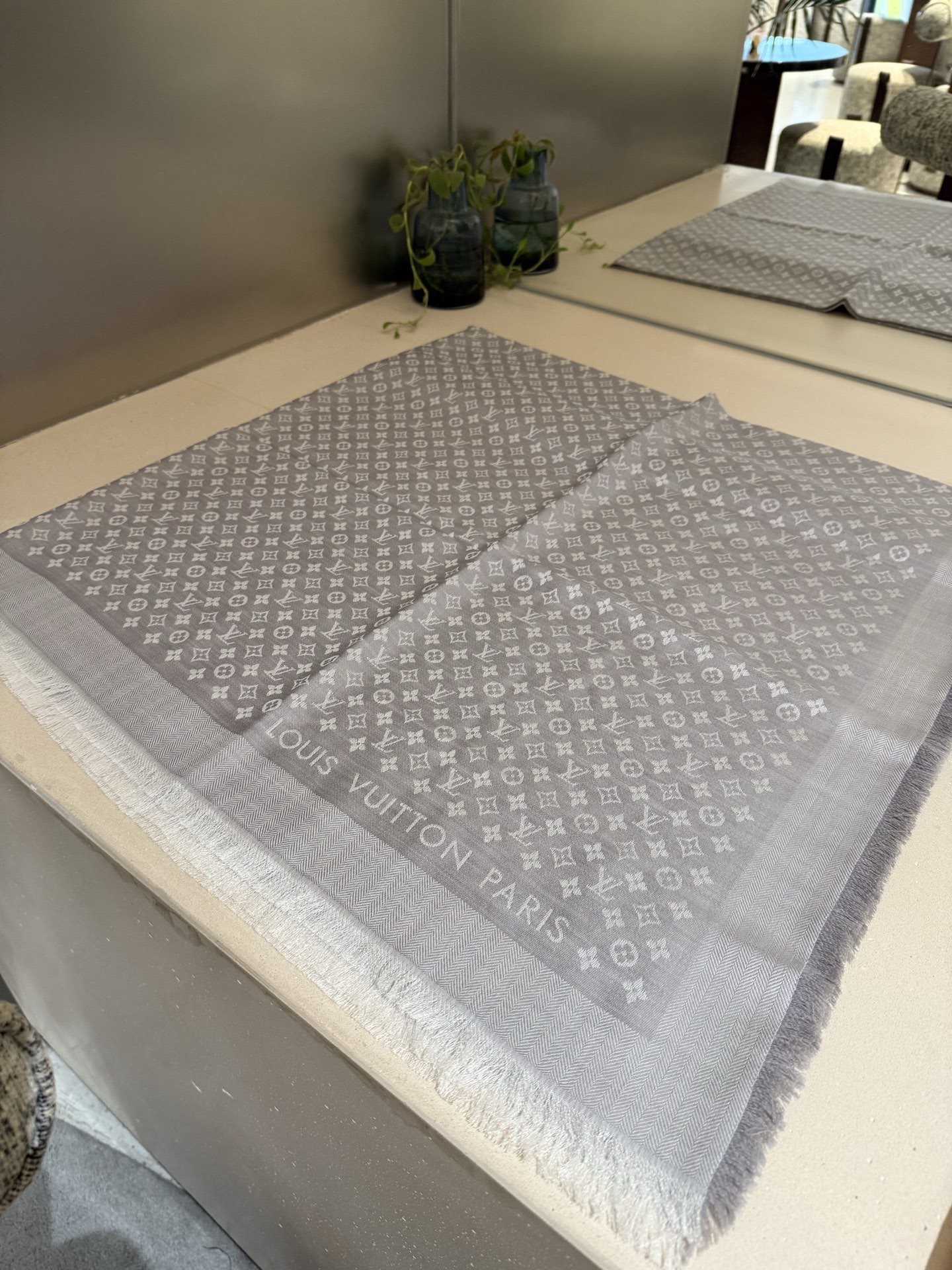 Dior 超赞小披肩~ 手感巨NB，蓬松柔软，奢华有质感 尺寸规格：120cm*120cm，70%羊毛30%桑