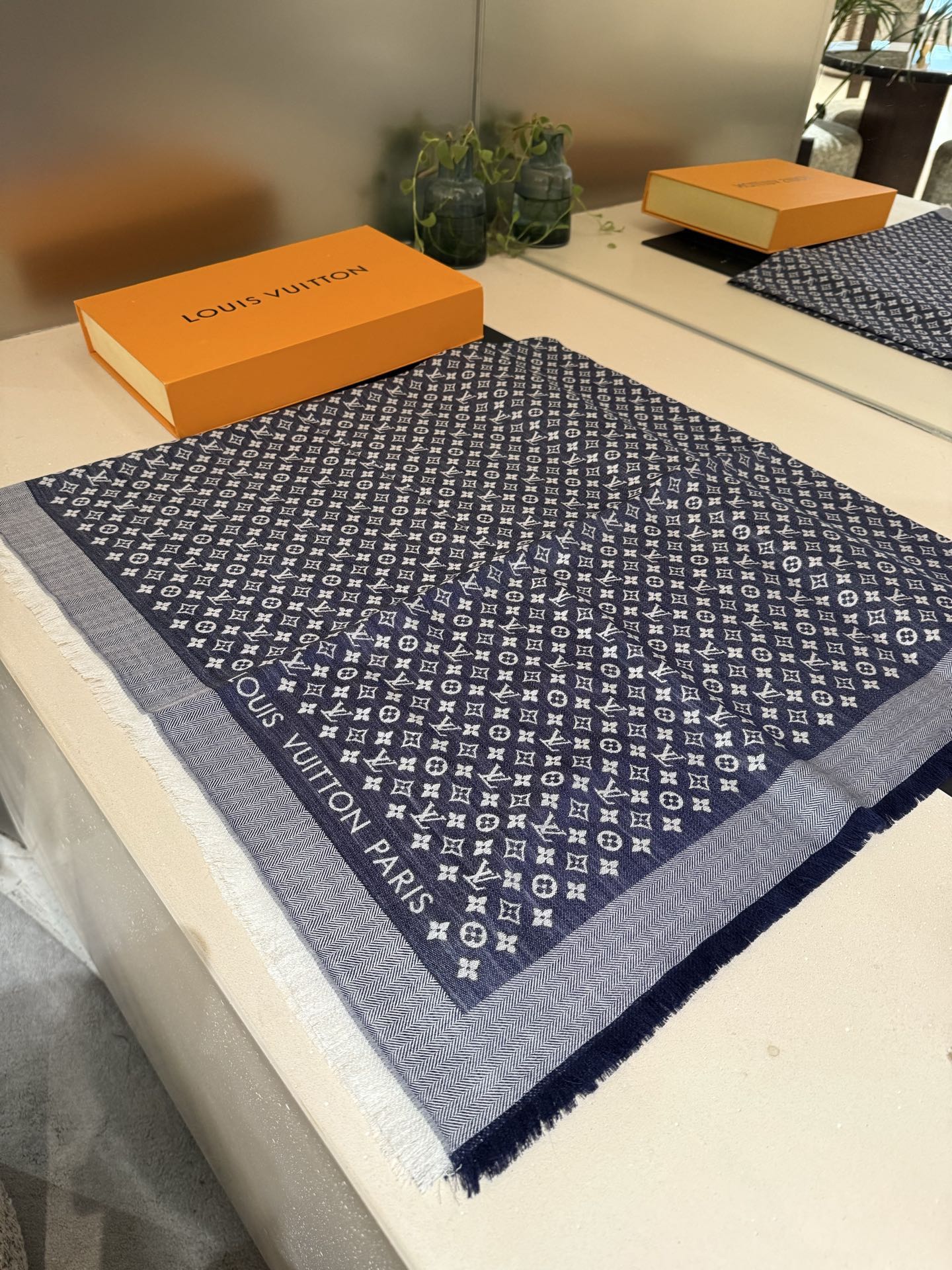Dior 超赞小披肩~ 手感巨NB，蓬松柔软，奢华有质感 尺寸规格：120cm*120cm，70%羊毛30%桑