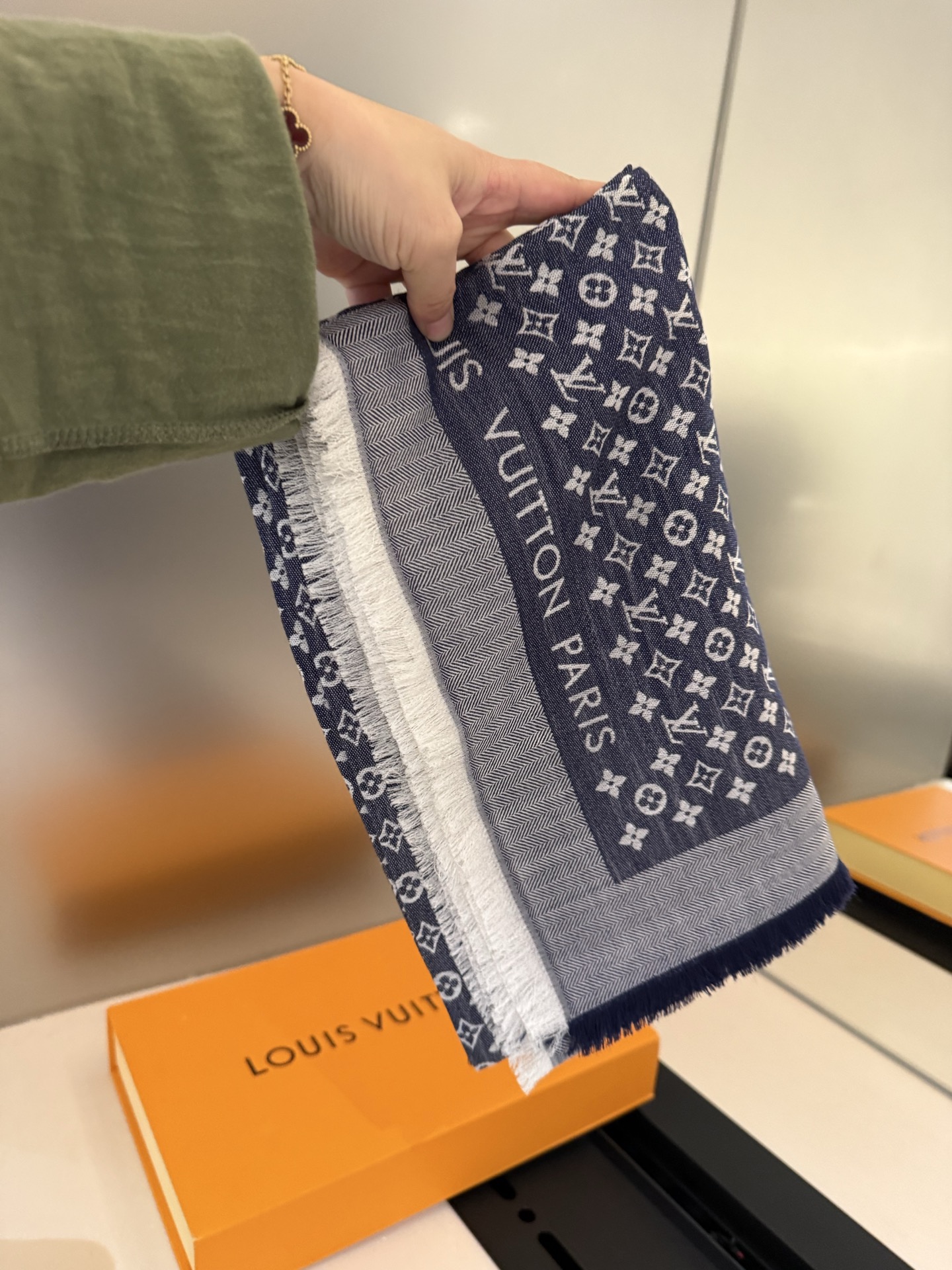 Dior 超赞小披肩~ 手感巨NB，蓬松柔软，奢华有质感 尺寸规格：120cm*120cm，70%羊毛30%桑