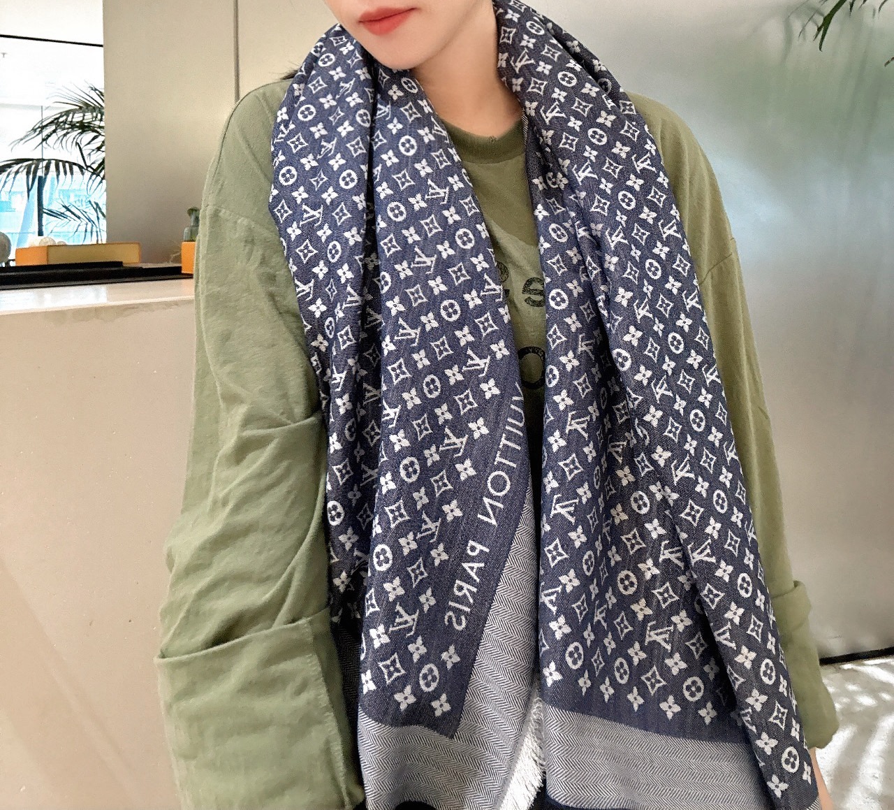 P185 P【Lv质感好牛，超赞小披肩~！】手感巨NB，蓬松柔软，奢华有质感！！尺寸规格：120cm*120cm，70%羊毛30%桑.