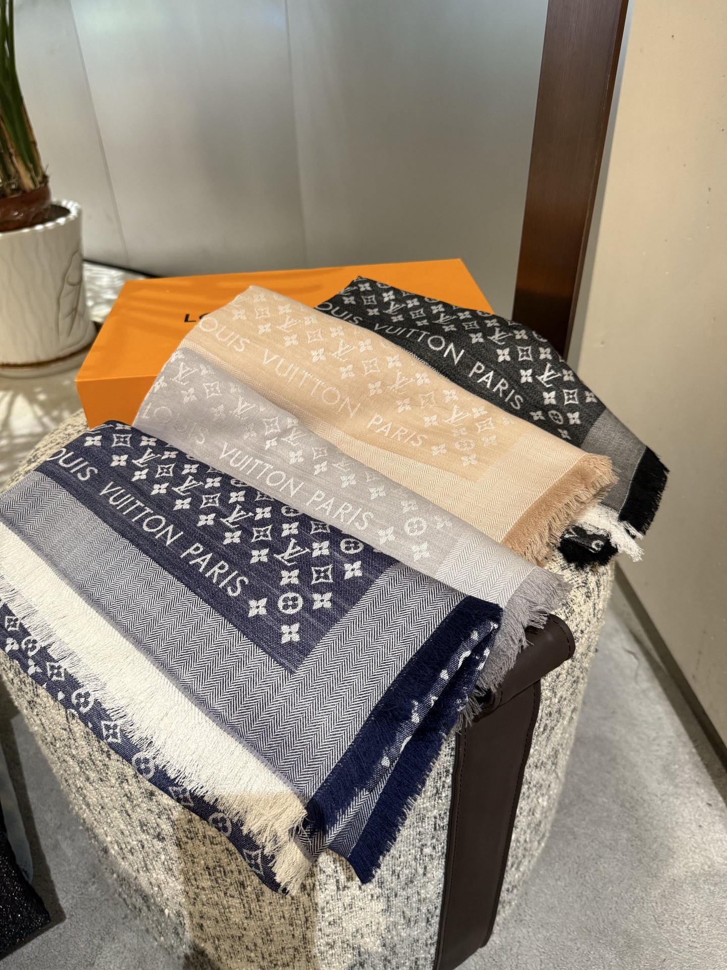Dior 超赞小披肩~ 手感巨NB，蓬松柔软，奢华有质感 尺寸规格：120cm*120cm，70%羊毛30%桑