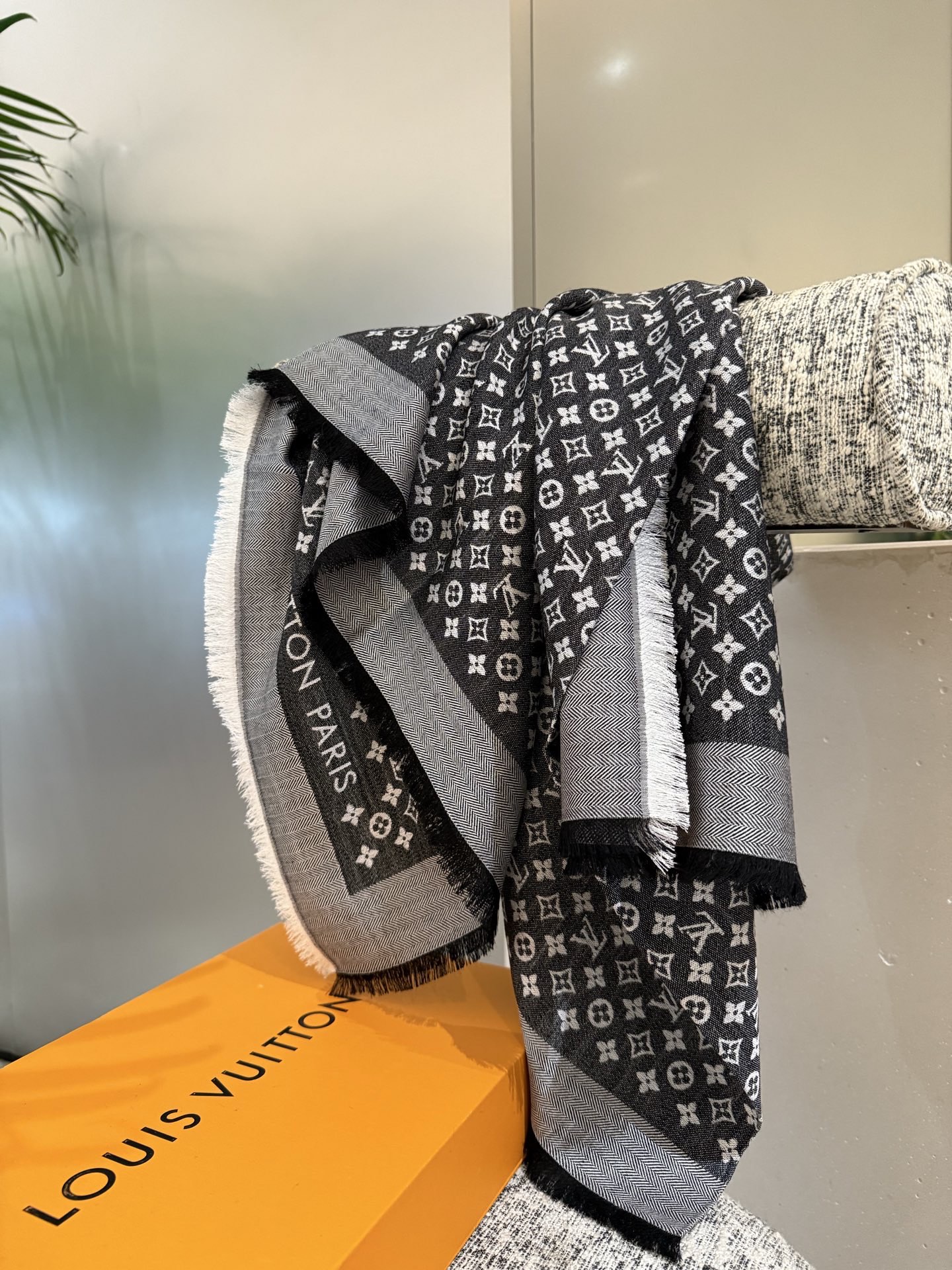 Dior 超赞小披肩~ 手感巨NB，蓬松柔软，奢华有质感 尺寸规格：120cm*120cm，70%羊毛30%桑