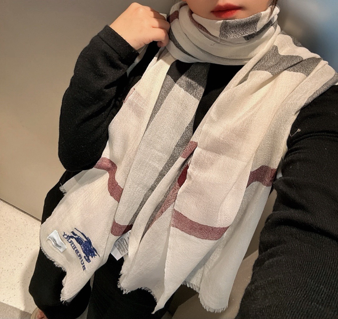 Burberry 巴宝莉正装系列货 专供旗舰店的vip 苏格兰进口山羊绒 知性的款式 的设计 绝对的不是花里胡哨的款式 戒指绒产品可以说是围巾里面最高档次的货品 好产品要懂得保养 它绝对的是小众产品 不是谁都懂的它的好 绝对的品味生活的首选搭配饰品 识货者必入