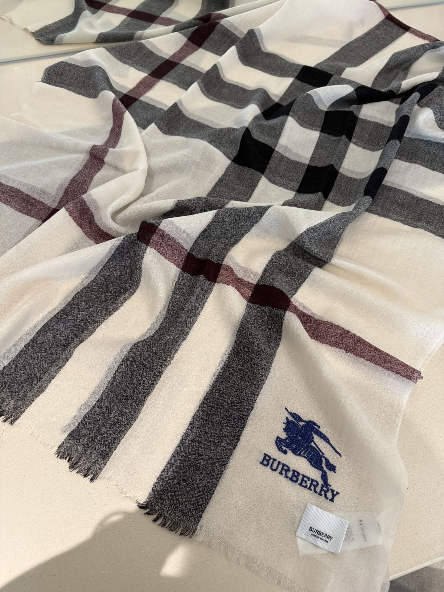 Burberry 巴宝莉正装系列货 专供旗舰店的vip 苏格兰进口山羊绒 知性的款式 的设计 绝对的不是花里胡哨的款式 戒指绒产品可以说是围巾里面最高档次的货品 好产品要懂得保养 它绝对的是小众产品 不是谁都懂的它的好 绝对的品味生活的首选搭配饰品 识货者必入