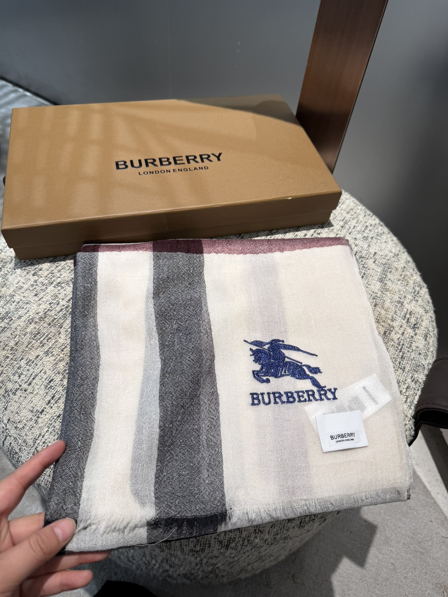Burberry 巴宝莉正装系列货 专供旗舰店的vip 苏格兰进口山羊绒 知性的款式 的设计 绝对的不是花里胡哨的款式 戒指绒产品可以说是围巾里面最高档次的货品 好产品要懂得保养 它绝对的是小众产品 不是谁都懂的它的好 绝对的品味生活的首选搭配饰品 识货者必入