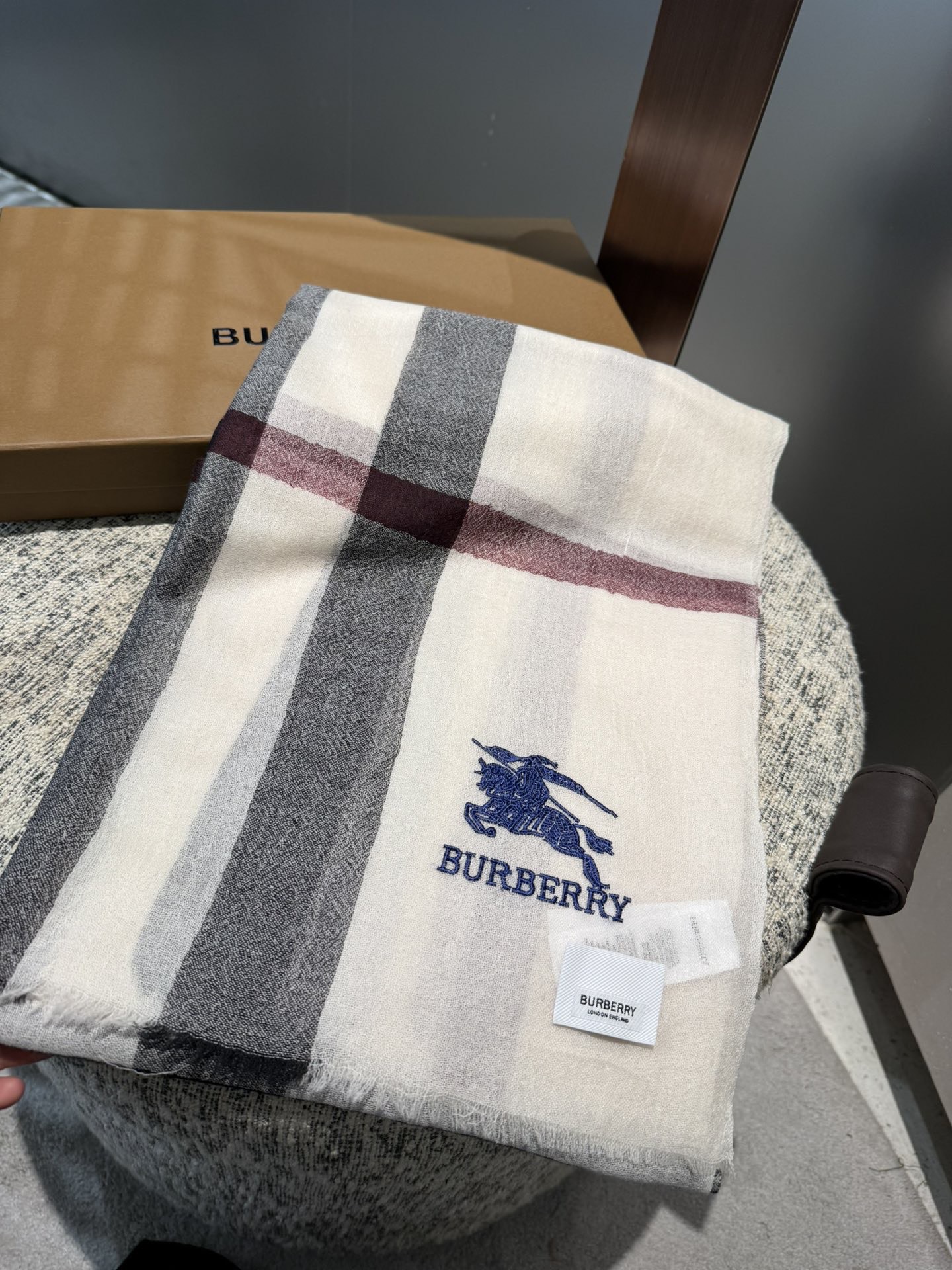 Burberry 巴宝莉正装系列货 专供旗舰店的vip 苏格兰进口山羊绒 知性的款式 的设计 绝对的不是花里胡哨的款式 戒指绒产品可以说是围巾里面最高档次的货品 好产品要懂得保养 它绝对的是小众产品 不是谁都懂的它的好 绝对的品味生活的首选搭配饰品 识货者必入