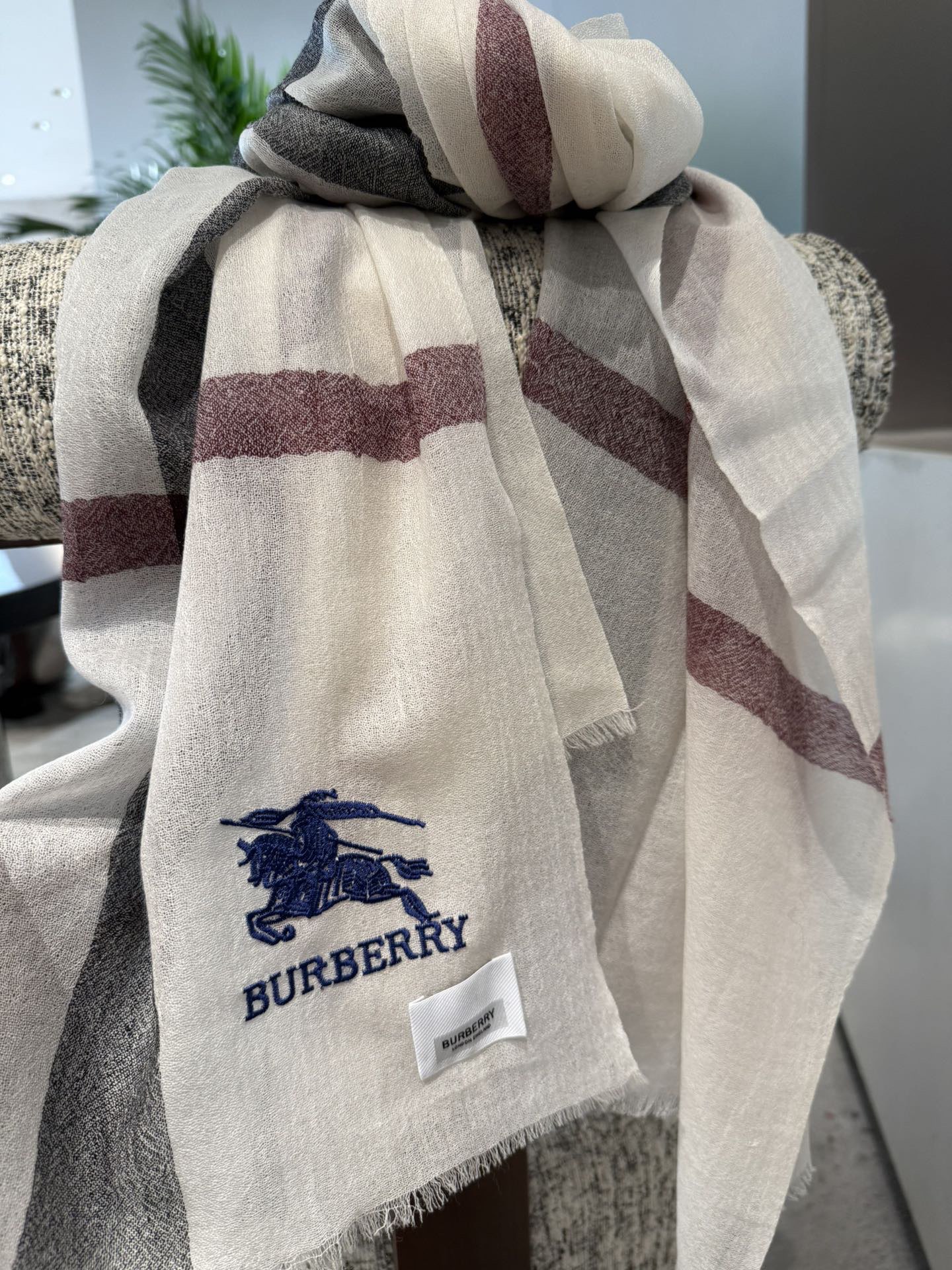 Burberry 巴宝莉正装系列货 专供旗舰店的vip 苏格兰进口山羊绒 知性的款式 的设计 绝对的不是花里胡哨的款式 戒指绒产品可以说是围巾里面最高档次的货品 好产品要懂得保养 它绝对的是小众产品 不是谁都懂的它的好 绝对的品味生活的首选搭配饰品 识货者必入