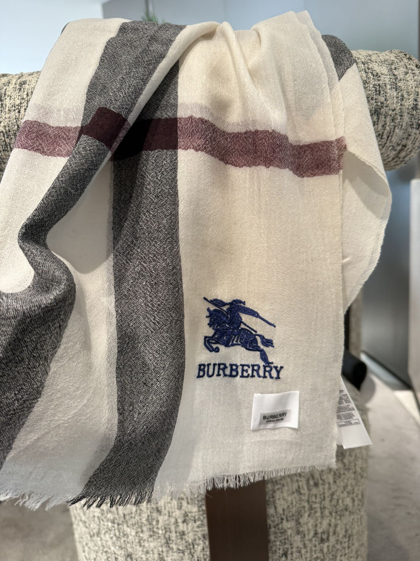 Burberry 巴宝莉正装系列货 专供旗舰店的vip 苏格兰进口山羊绒 知性的款式 的设计 绝对的不是花里胡哨的款式 戒指绒产品可以说是围巾里面最高档次的货品 好产品要懂得保养 它绝对的是小众产品 不是谁都懂的它的好 绝对的品味生活的首选搭配饰品 识货者必入