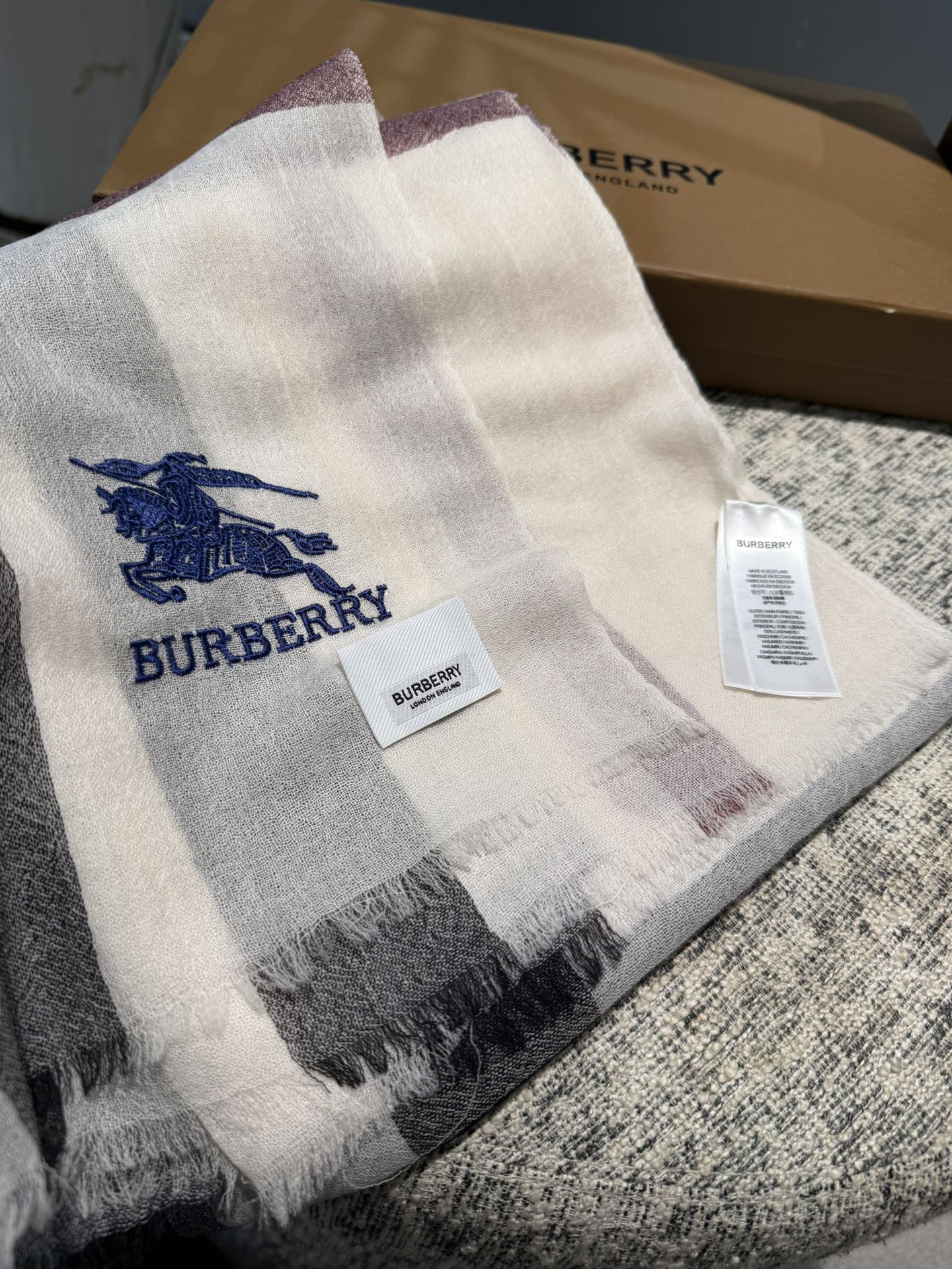 Burberry 巴宝莉正装系列货 专供旗舰店的vip 苏格兰进口山羊绒 知性的款式 的设计 绝对的不是花里胡哨的款式 戒指绒产品可以说是围巾里面最高档次的货品 好产品要懂得保养 它绝对的是小众产品 不是谁都懂的它的好 绝对的品味生活的首选搭配饰品 识货者必入
