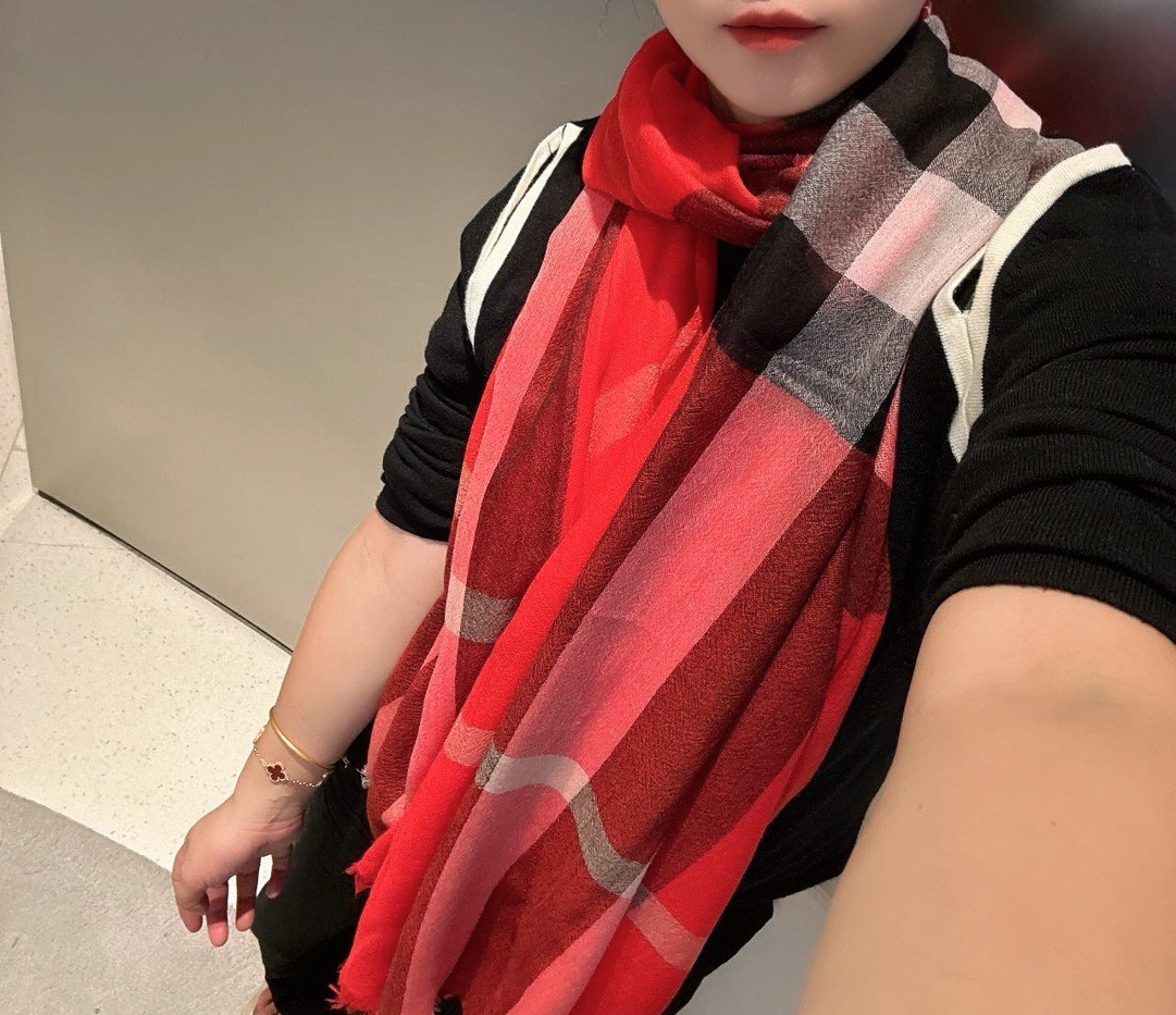 Burberry 巴宝莉正装系列货 专供旗舰店的vip 苏格兰进口山羊绒 知性的款式 的设计 绝对的不是花里胡哨的款式 戒指绒产品可以说是围巾里面最高档次的货品 好产品要懂得保养 它绝对的是小众产品 不是谁都懂的它的好 绝对的品味生活的首选搭配饰品 识货者必入