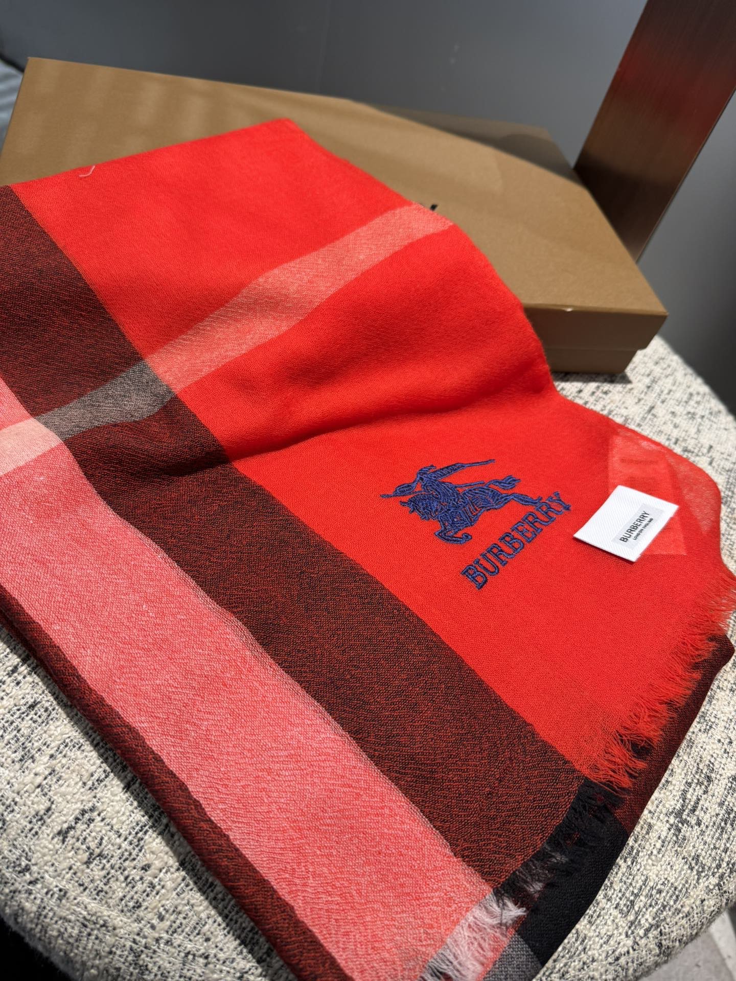 Burberry 巴宝莉正装系列货 专供旗舰店的vip 苏格兰进口山羊绒 知性的款式 的设计 绝对的不是花里胡哨的款式 戒指绒产品可以说是围巾里面最高档次的货品 好产品要懂得保养 它绝对的是小众产品 不是谁都懂的它的好 绝对的品味生活的首选搭配饰品 识货者必入
