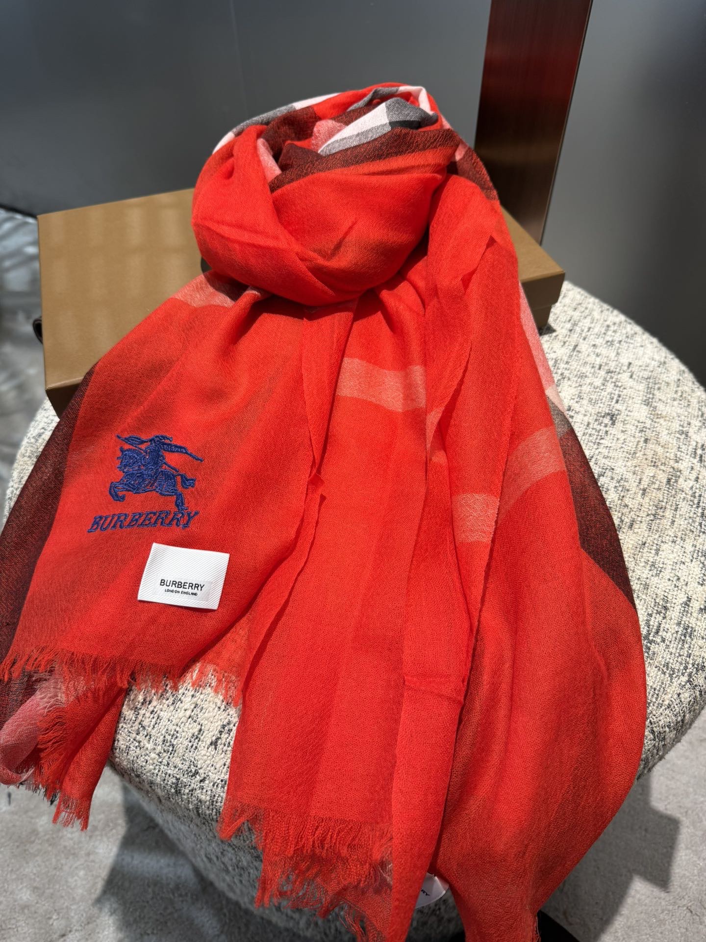 Burberry 巴宝莉正装系列货 专供旗舰店的vip 苏格兰进口山羊绒 知性的款式 的设计 绝对的不是花里胡哨的款式 戒指绒产品可以说是围巾里面最高档次的货品 好产品要懂得保养 它绝对的是小众产品 不是谁都懂的它的好 绝对的品味生活的首选搭配饰品 识货者必入