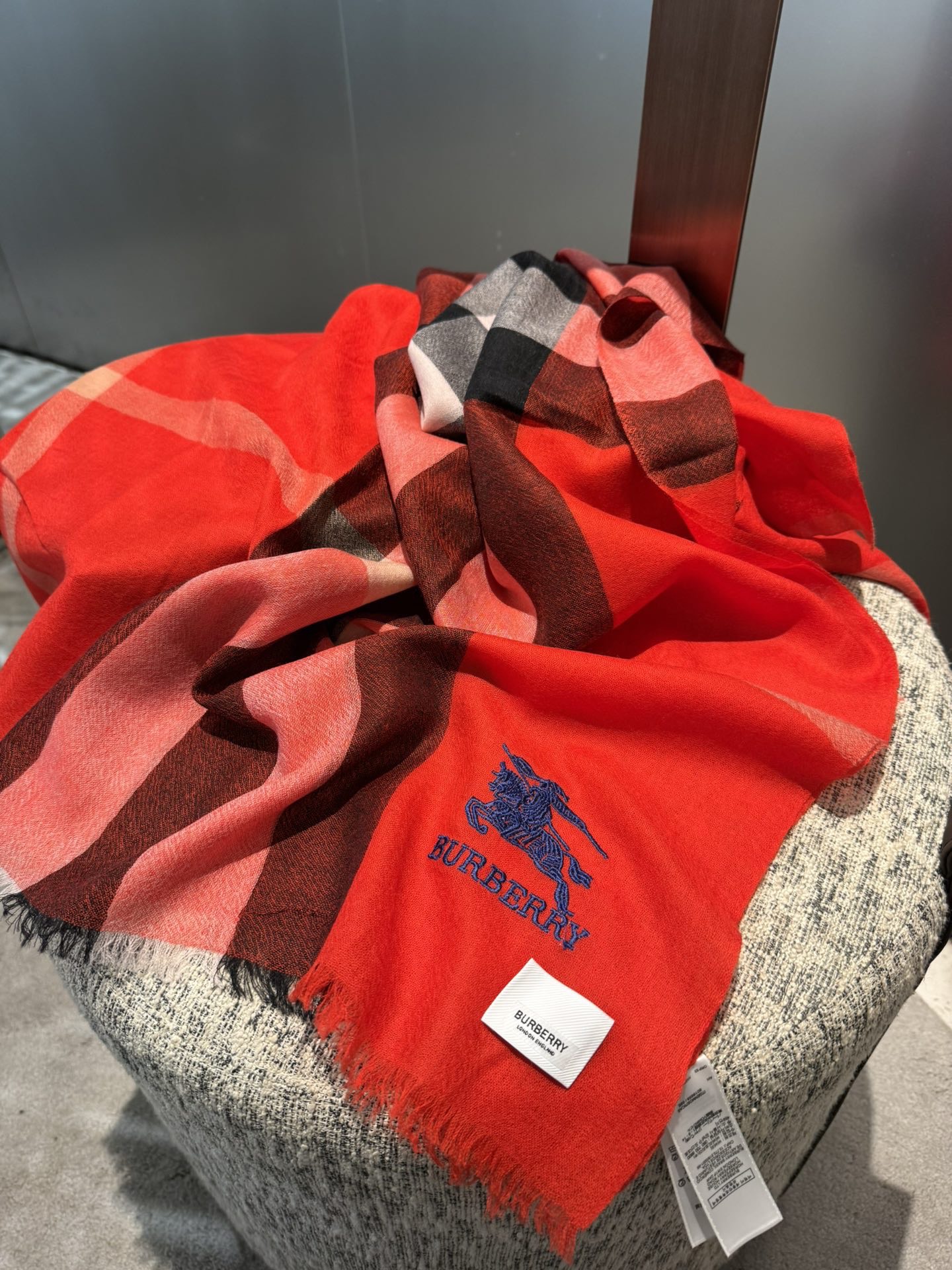 Burberry 巴宝莉正装系列货 专供旗舰店的vip 苏格兰进口山羊绒 知性的款式 的设计 绝对的不是花里胡哨的款式 戒指绒产品可以说是围巾里面最高档次的货品 好产品要懂得保养 它绝对的是小众产品 不是谁都懂的它的好 绝对的品味生活的首选搭配饰品 识货者必入