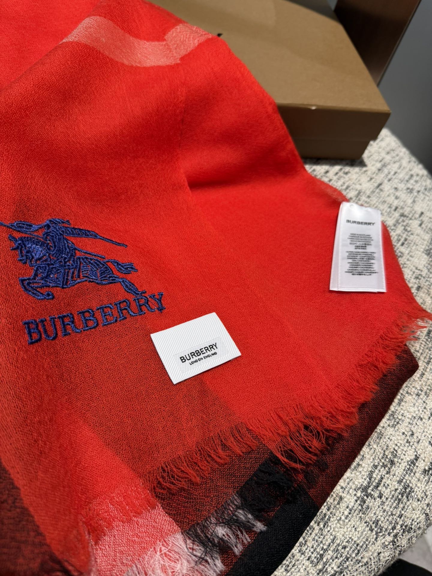 Burberry 巴宝莉正装系列货 专供旗舰店的vip 苏格兰进口山羊绒 知性的款式 的设计 绝对的不是花里胡哨的款式 戒指绒产品可以说是围巾里面最高档次的货品 好产品要懂得保养 它绝对的是小众产品 不是谁都懂的它的好 绝对的品味生活的首选搭配饰品 识货者必入