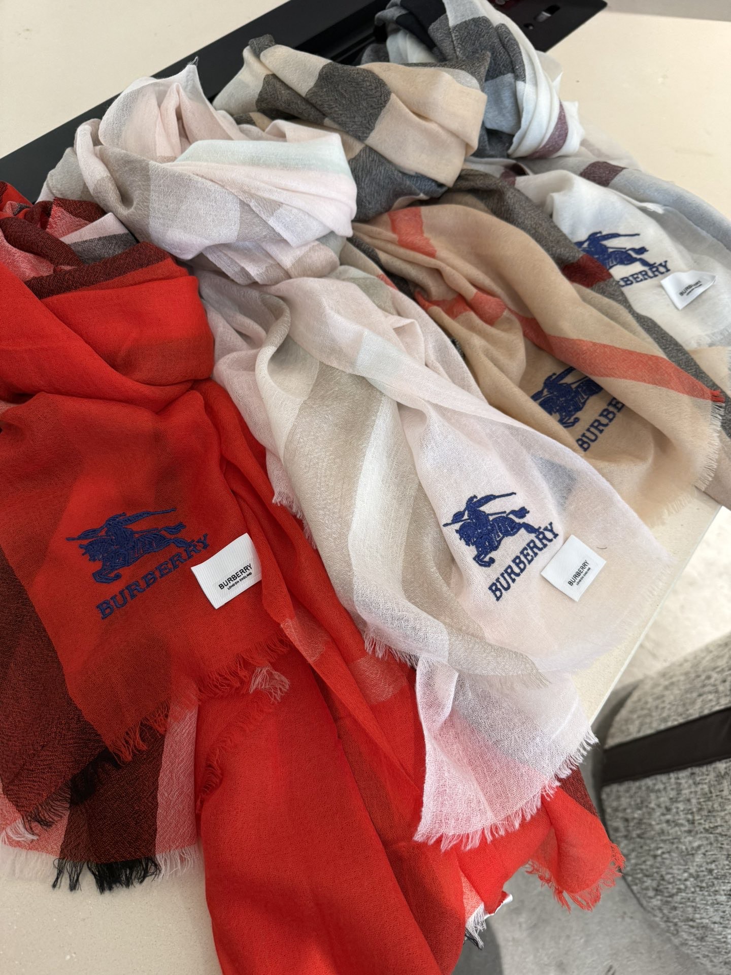 Burberry 巴宝莉正装系列货 专供旗舰店的vip 苏格兰进口山羊绒 知性的款式 的设计 绝对的不是花里胡哨的款式 戒指绒产品可以说是围巾里面最高档次的货品 好产品要懂得保养 它绝对的是小众产品 不是谁都懂的它的好 绝对的品味生活的首选搭配饰品 识货者必入