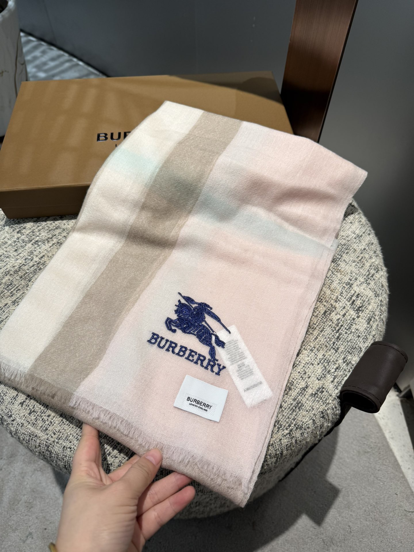 Burberry 巴宝莉正装系列货 专供旗舰店的vip 苏格兰进口山羊绒 知性的款式 的设计 绝对的不是花里胡哨的款式 戒指绒产品可以说是围巾里面最高档次的货品 好产品要懂得保养 它绝对的是小众产品 不是谁都懂的它的好 绝对的品味生活的首选搭配饰品 识货者必入